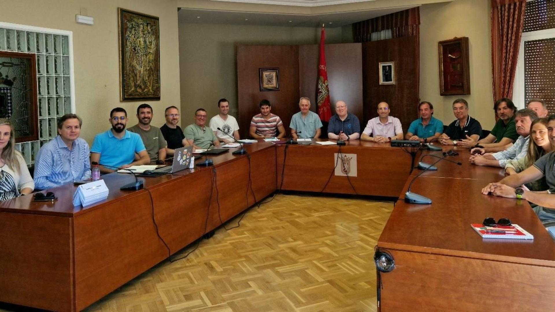 Representantes municipales, de las federaciones, el club de hielo, el gobierno y trabajores de la pista