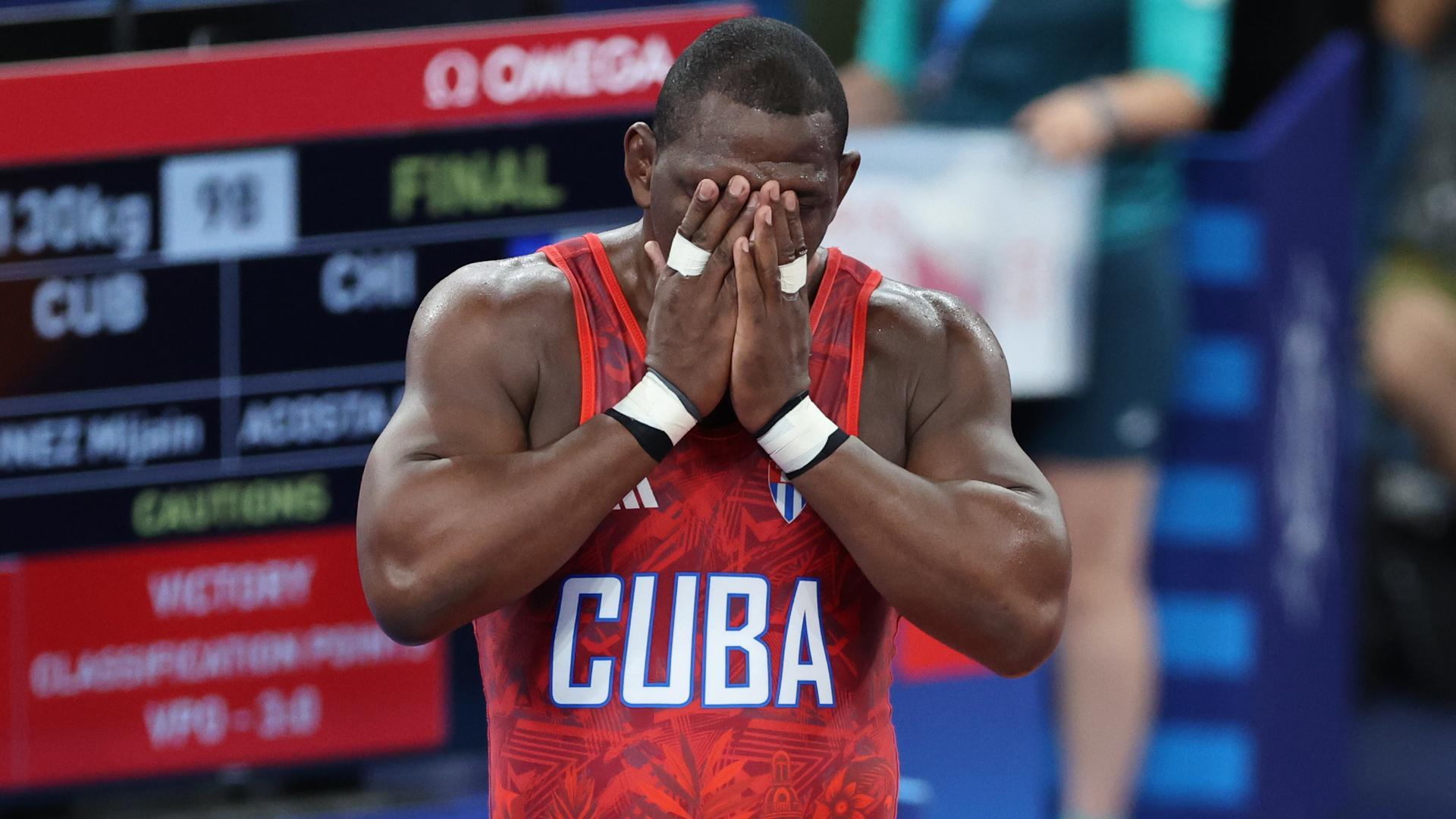 El luchador cubano Mijain López celebra la victoria ante el luchador chileno Yasmani Acosta en la final de Lucha Grecorromana, 130 kg masculino, de los Juegos Olímpicos París 2024