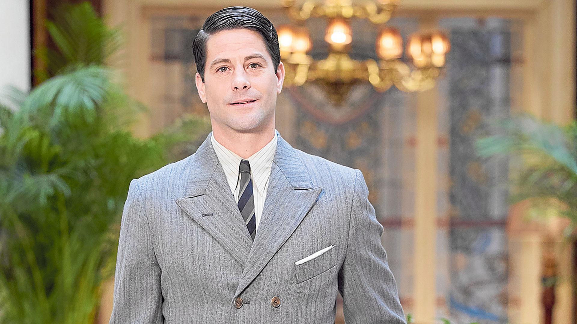 El actor Luis Fernández posa en uno de los escenarios de la serie 'La favorita 1922'