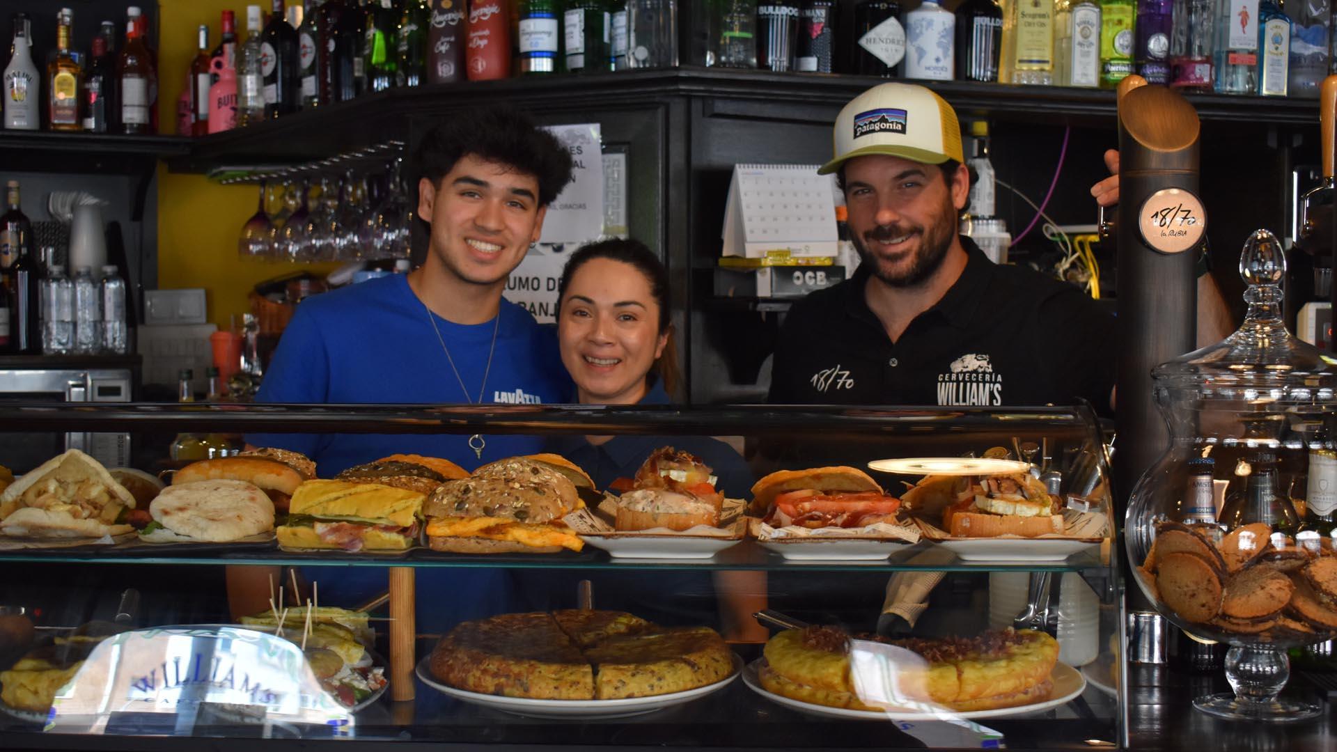 Oihan del Valle, Lucía González y Javier Delgado, tras la barra de la 'Cervecería Williams'