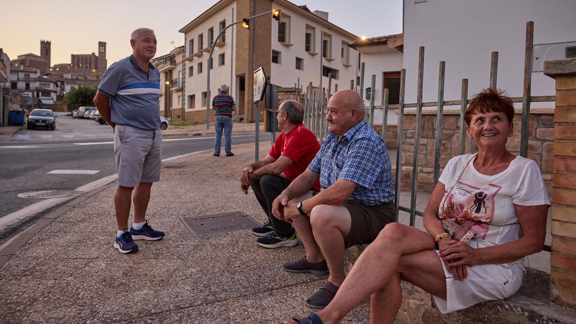 Vecinos de Artajona disfrutan de la fresca al atardecer