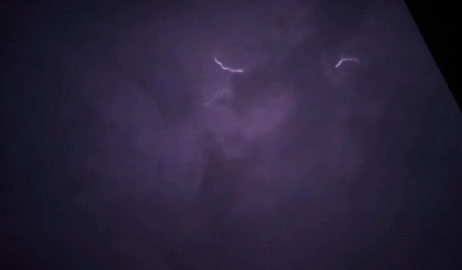 Uno de los rayos que ha dejado la tormenta, captado desde la Trinidad de Arre