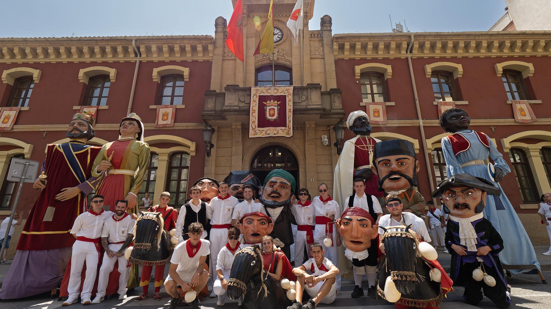 Foto de familia, tomada el 7 de agosto, con la comparsa de gigantes y cabezudos de Estella