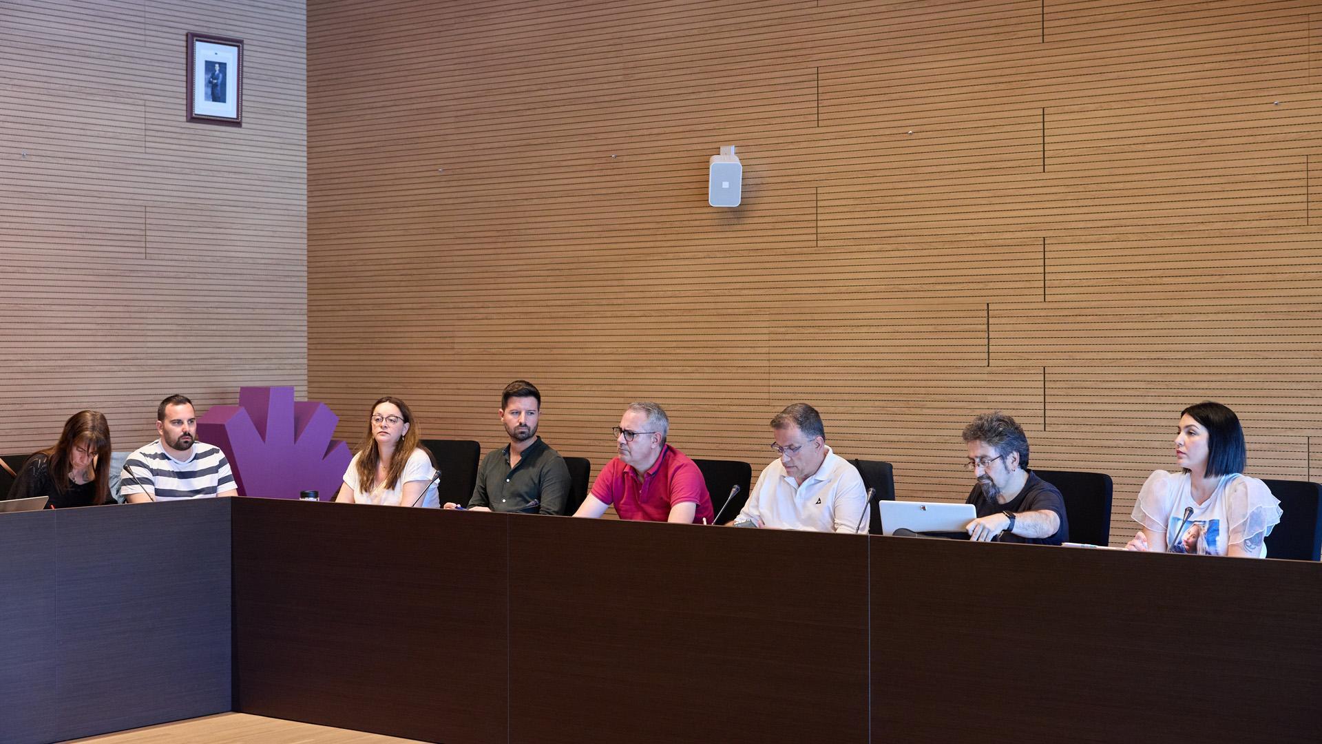 Usua Olazar a la derecha de la imagen en el pleno de mayo