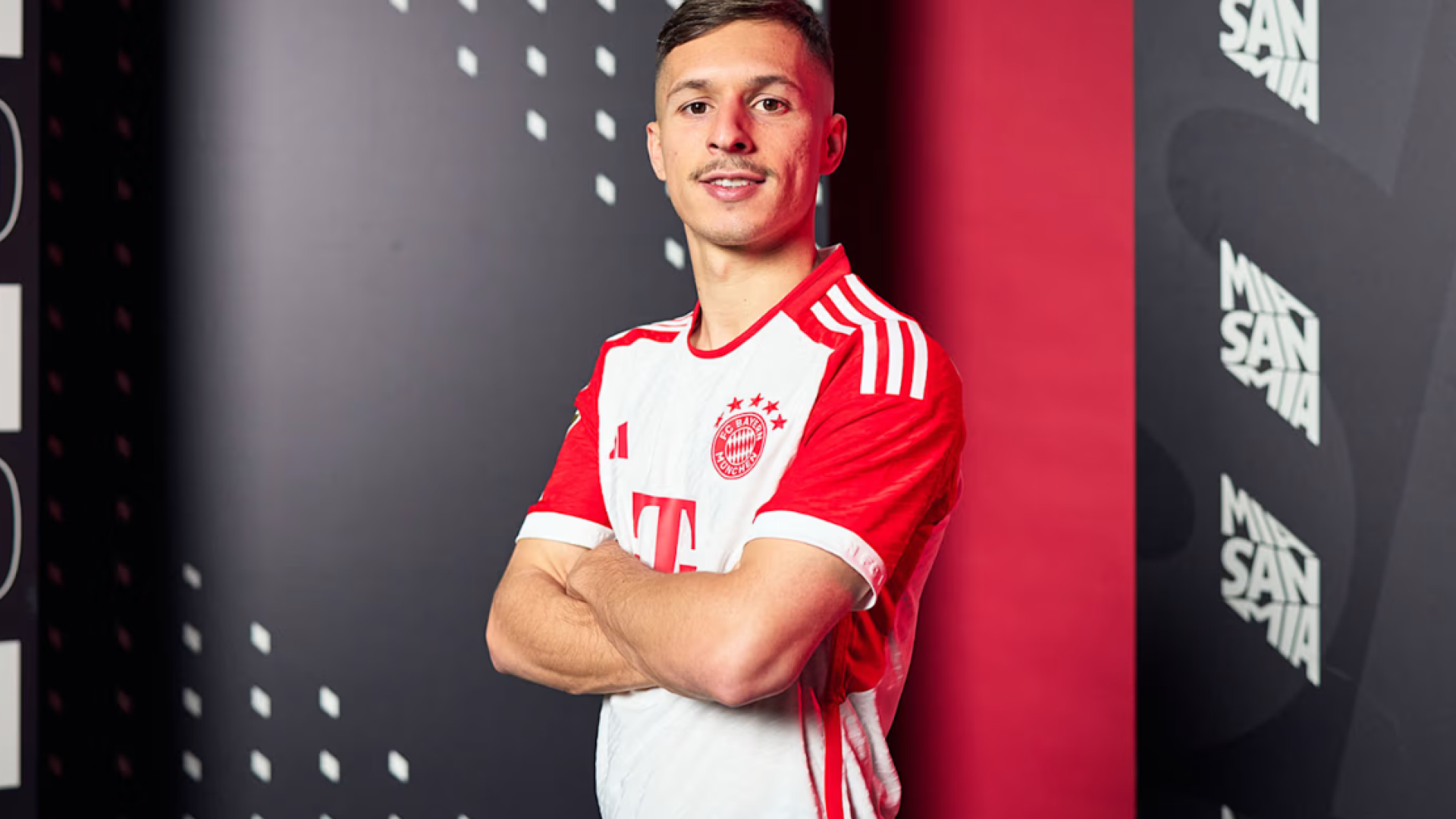Bryan Zaragoza, cuando fue presentado con el Bayern de Munich