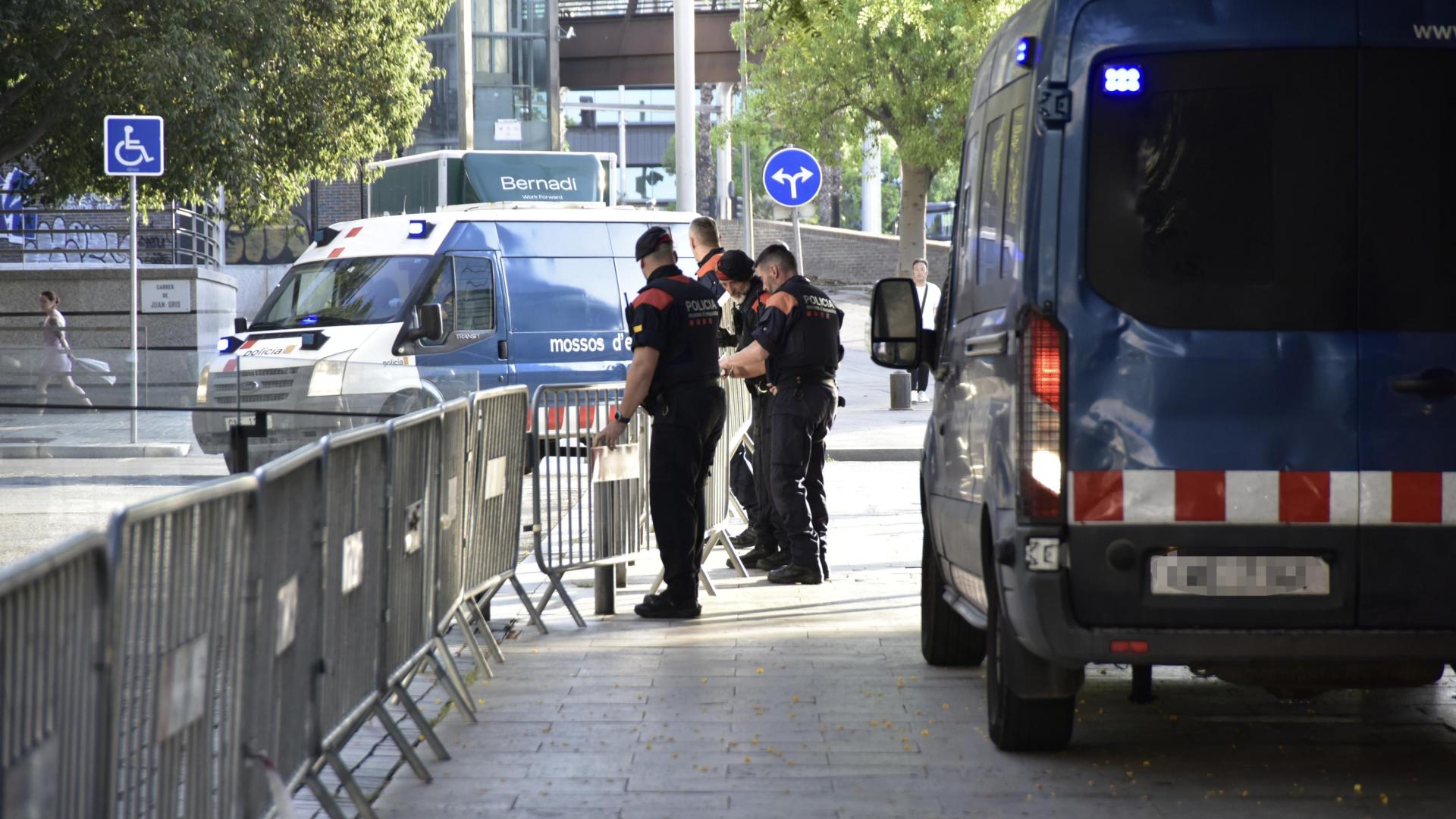 Agentes de los Mossos d’ Esquadra en las inmediaciones de la Ciutat de la Justicia de Barcelona