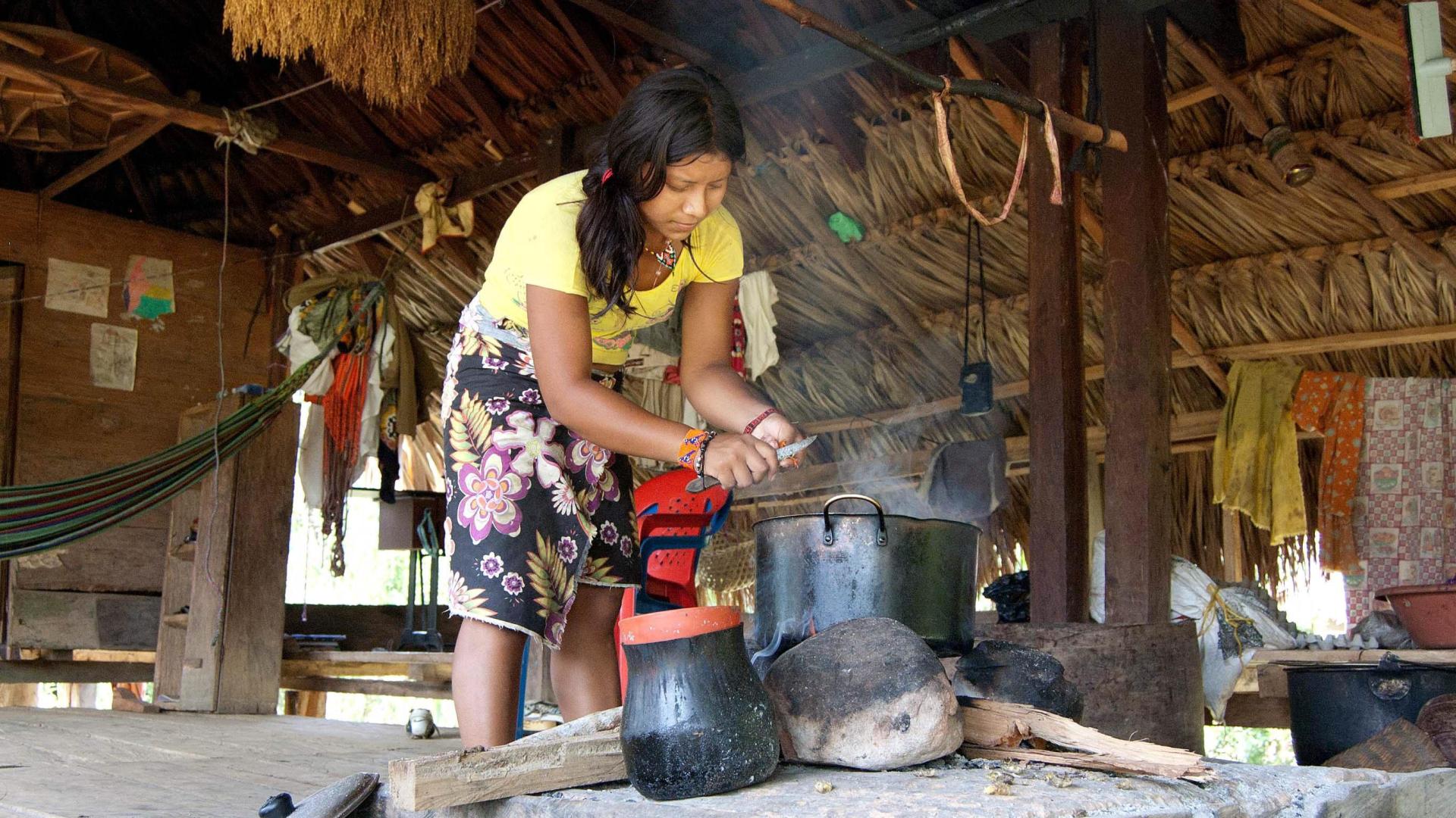 Mujer de la comunidad indígena Embera preparando alimentos en Tierralta (Colombia).