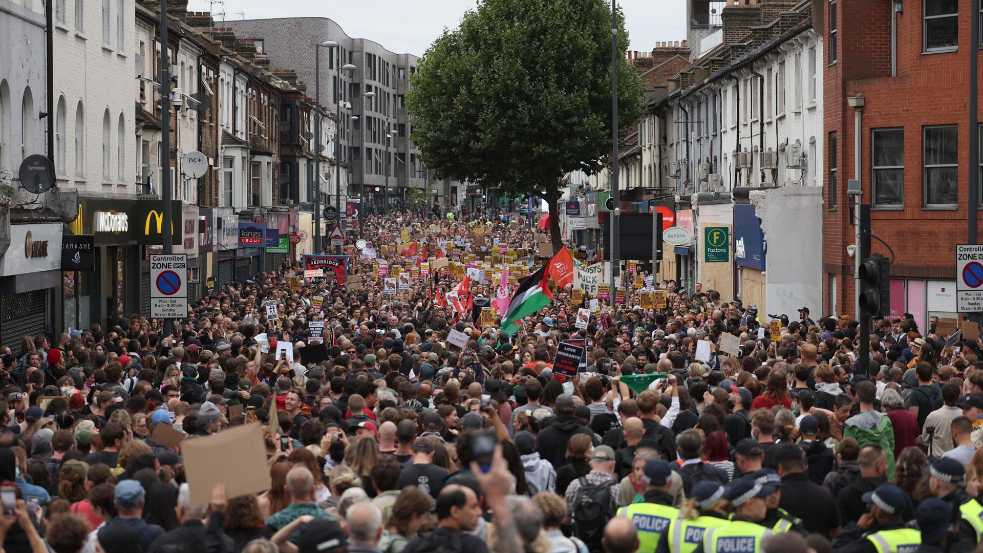 Manifestantes antirracistas se reúnen en Walthamstow, al este de Londres, Reino Unido como respuesta a las protestas de la extrema derecha