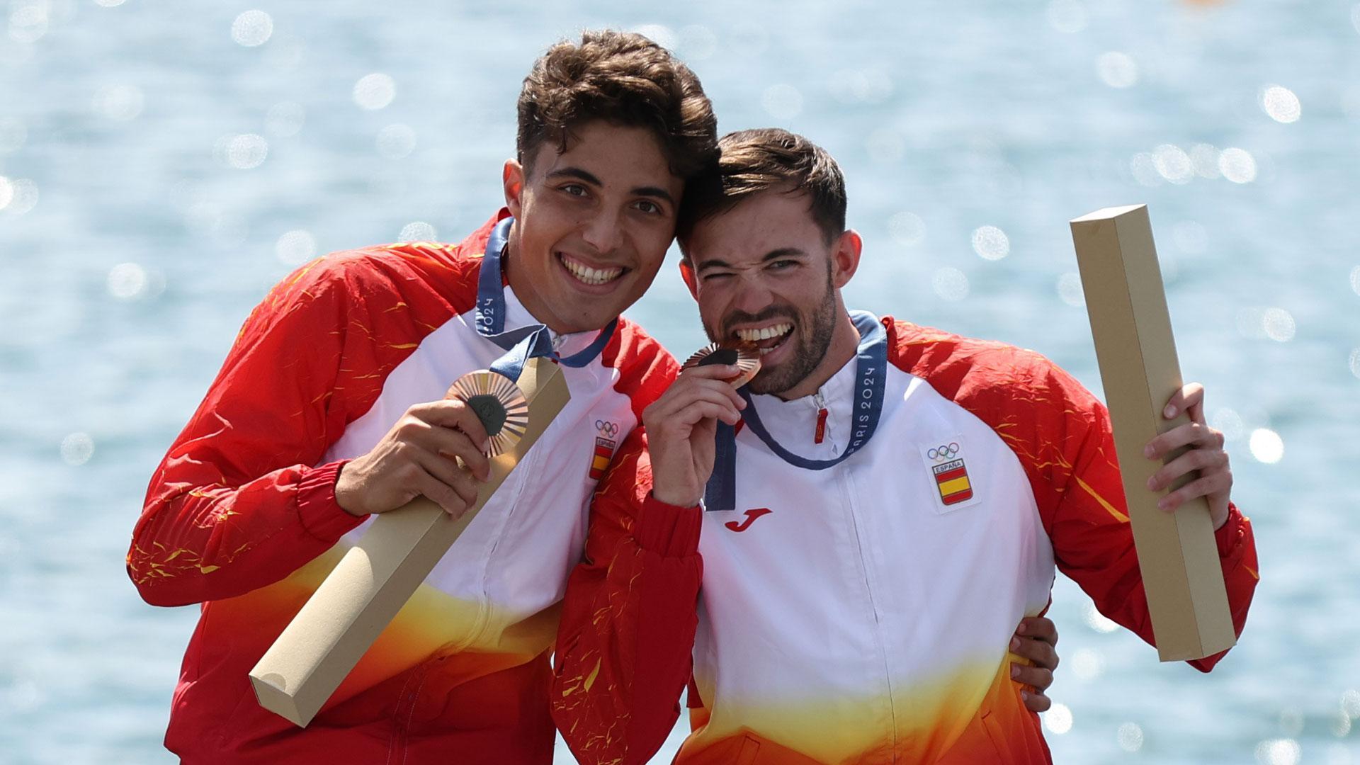 Diego Domínguez y Joan Antoni Moreno muerden en el podio la medalla de bronce conseguida en la modalidad de C2 500 metros del piragüismo