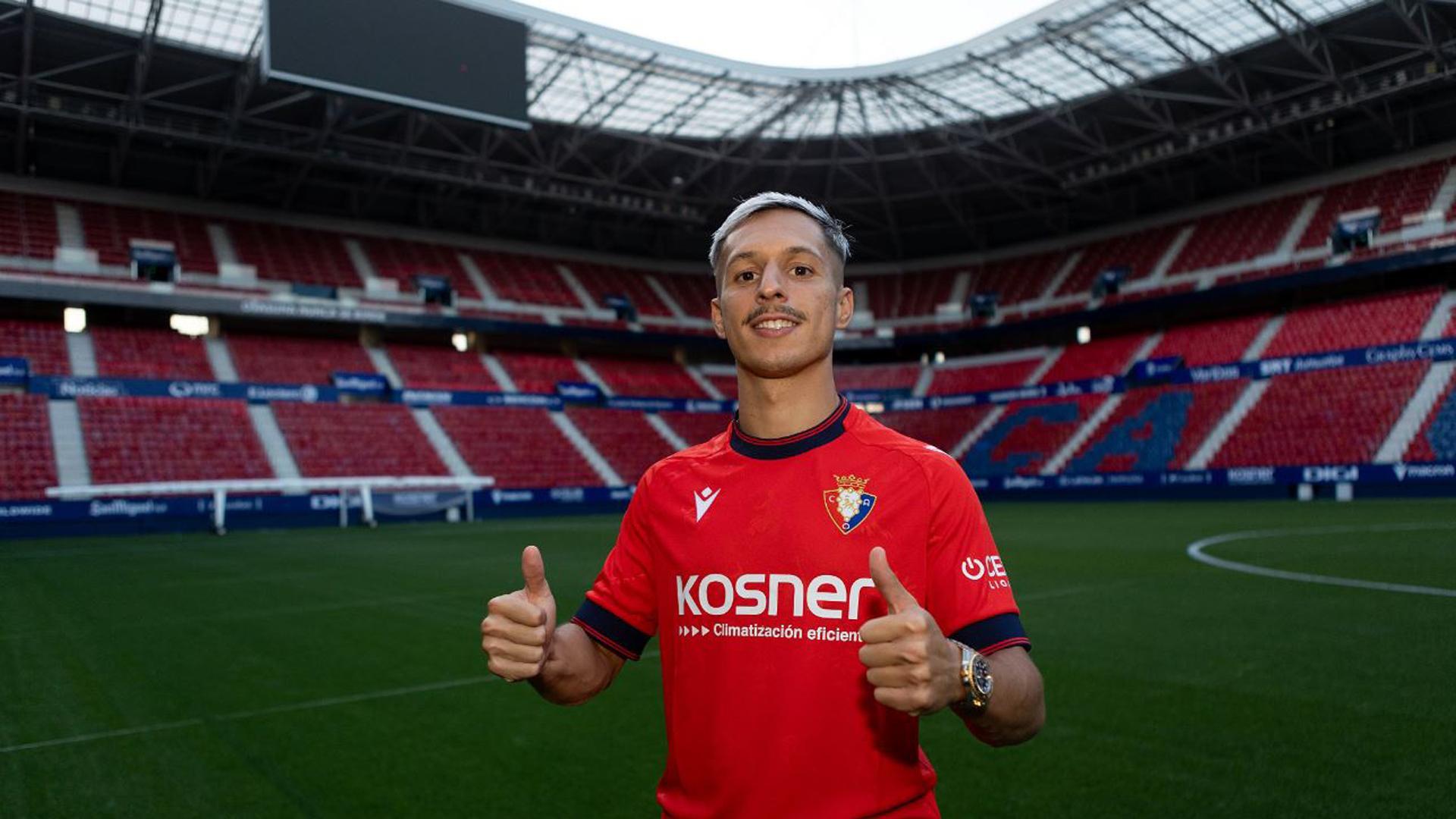 Bryan Zaragoza posa como nuevo futbolista de Osasuna