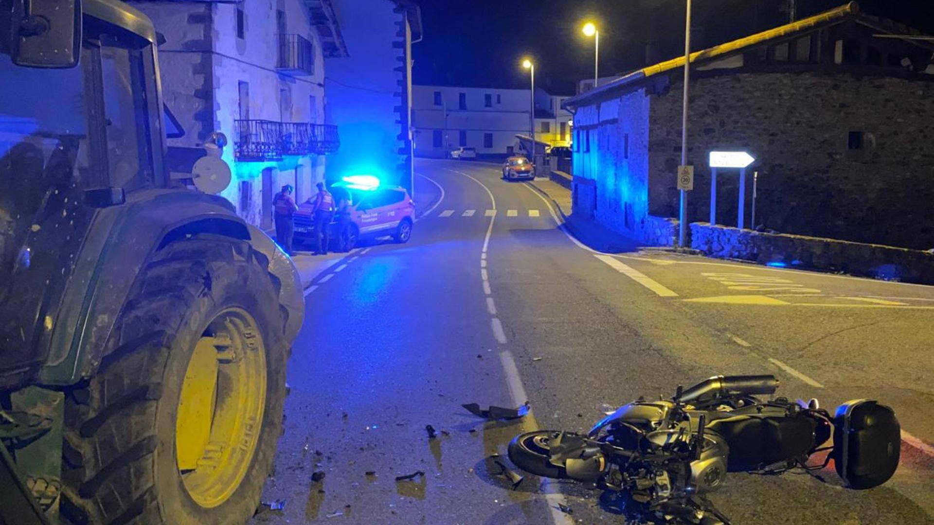 Herido un motorista de 56 años al chocar contra un tractor en Betelu