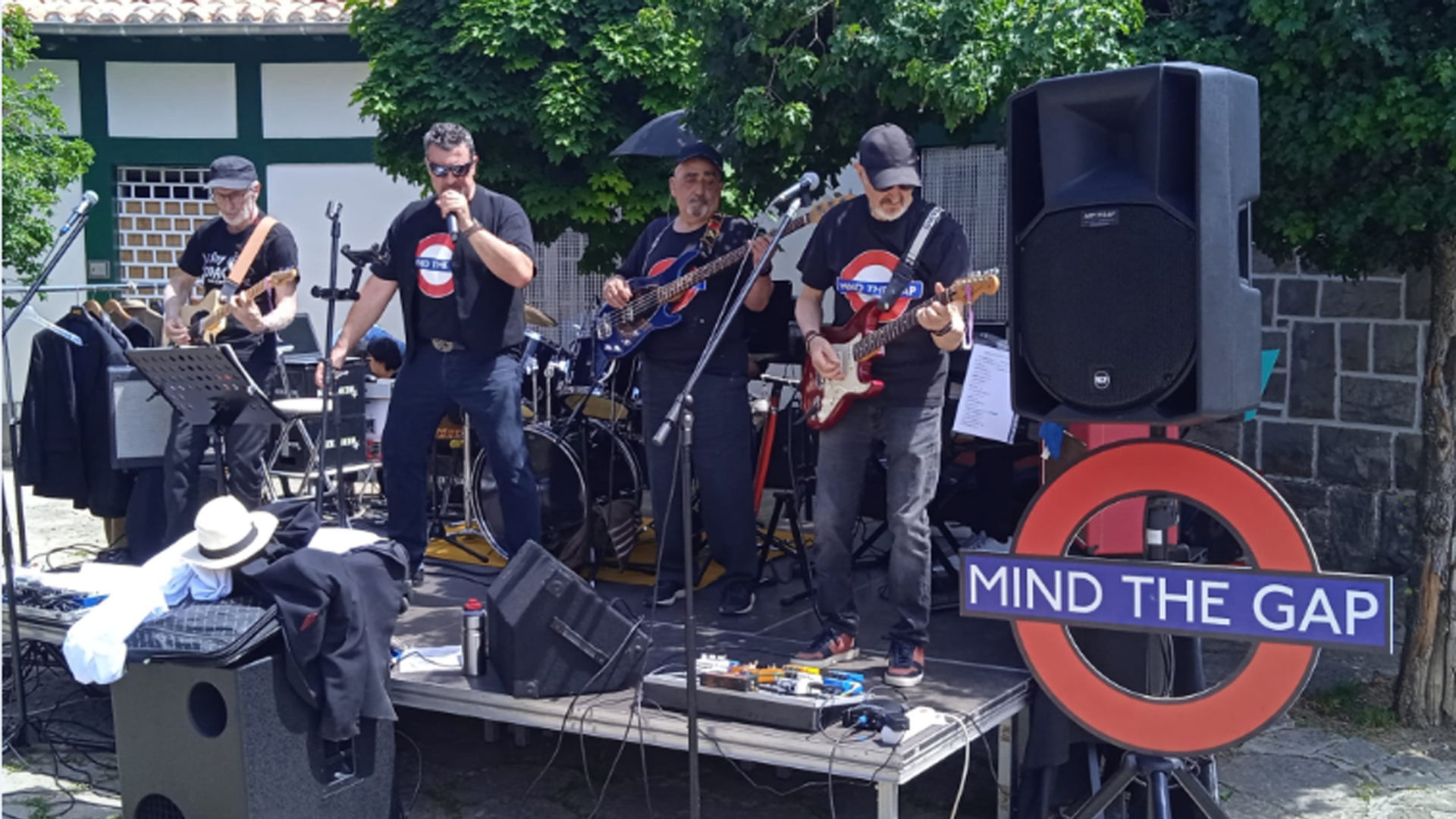 El grupo protagonistas es la banda pamplonesa de rock Mind the gap