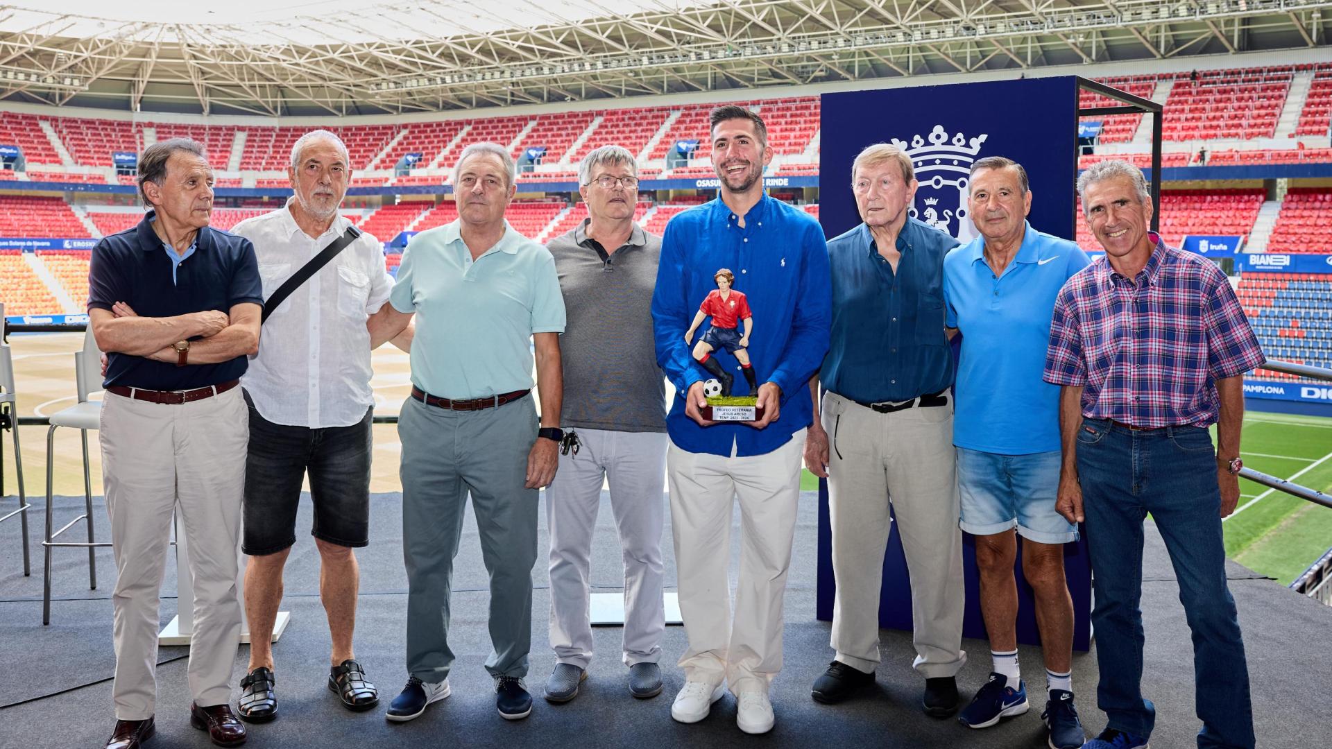 A: J.P. Urdíroz
F: 09-08-2024
P: 
L: Pamplona. Estadio del Sadar.
T: Futbol. Premio de la Asociación de Veteranos de Osasuna a Jesús Areso.