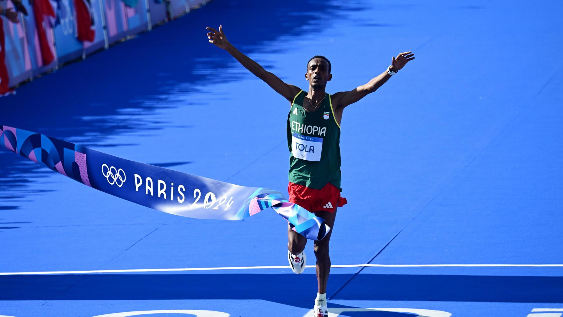 Tamirat Tola, nuevo rey del maratón olímpico tras el hundimiento de Kipchoge