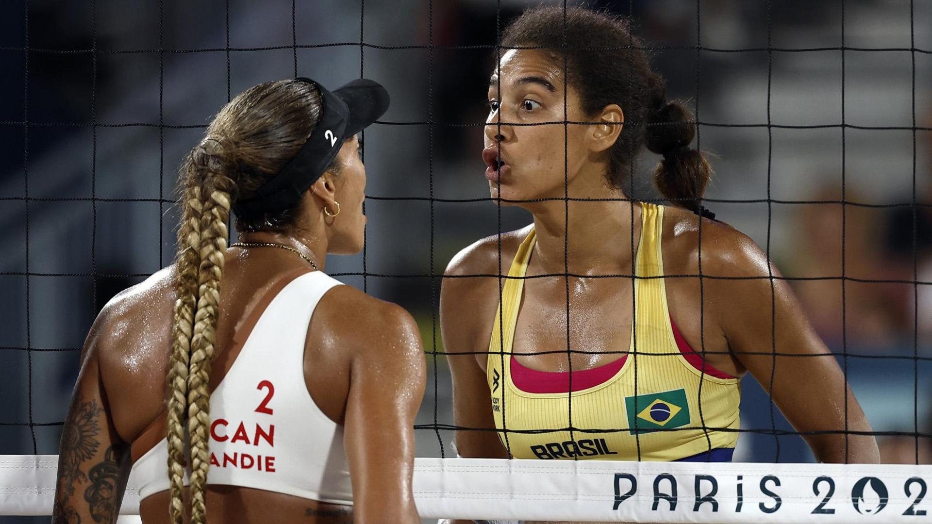 Brandie Wilkerson, de Canadá, y la brasileña Ana Patricia Silva Ramos discuten acaloradamente durante la final de vóley playa femenino de los Juegos Olímpicos de París