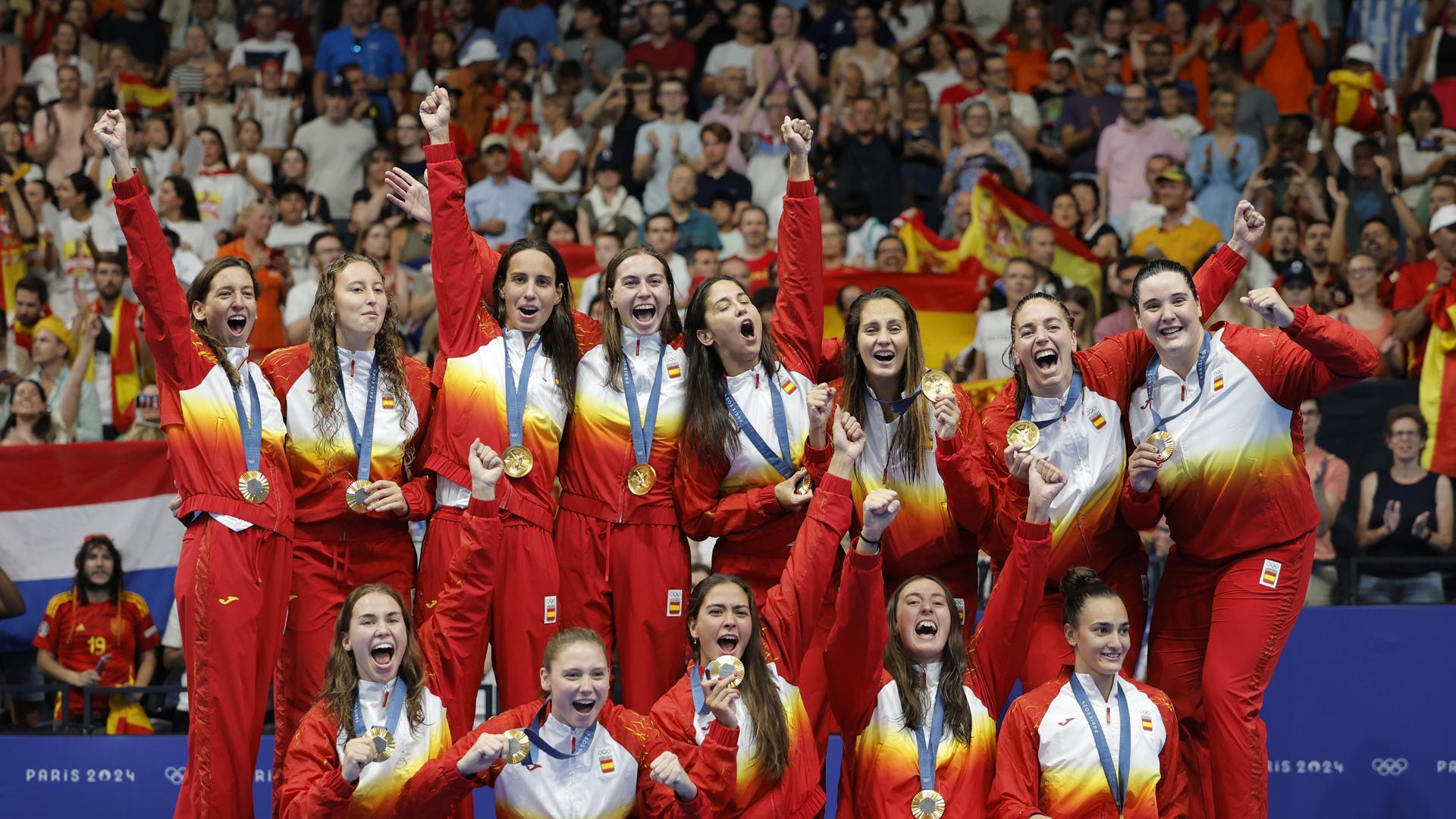 Las jugadoras de la selección, felices en el podio con sus medallas de oro