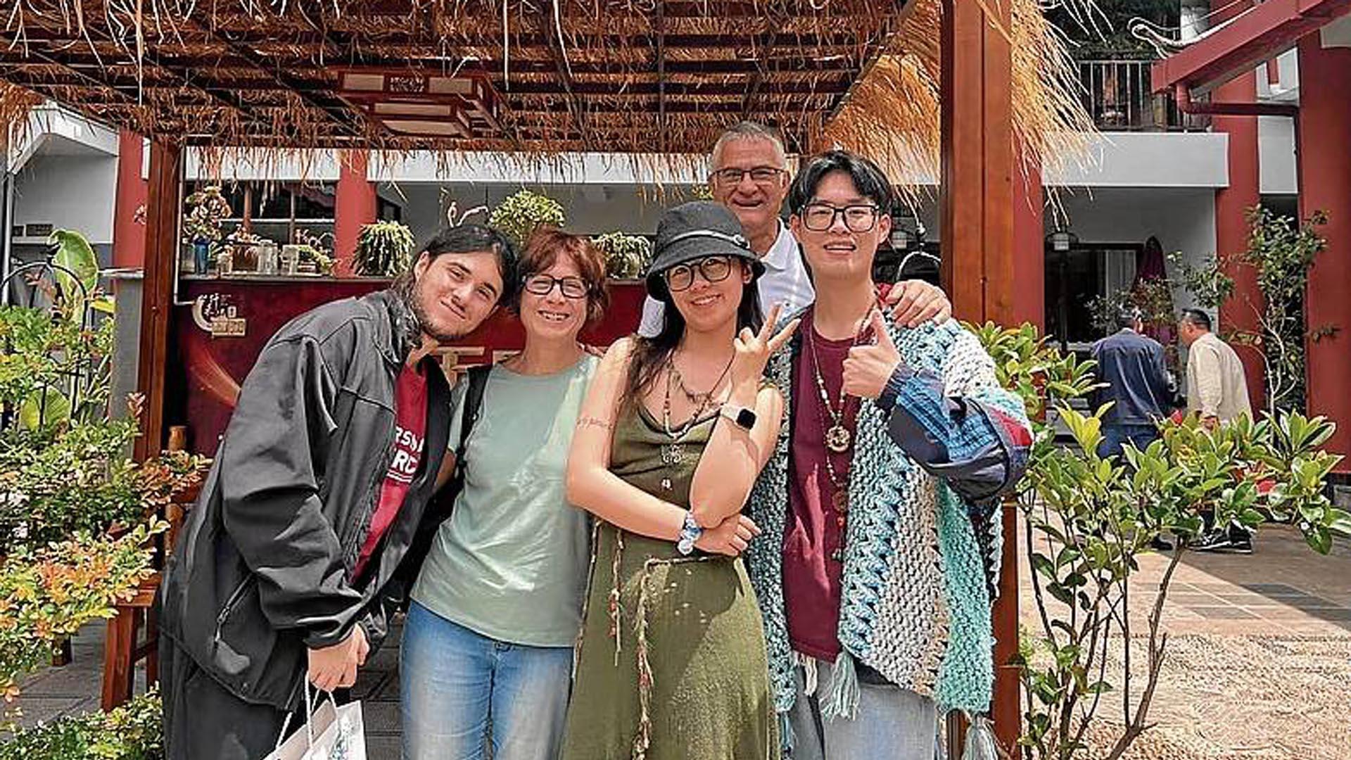 Foto de familia. Leonor y Soch posan para el álbum del viaje