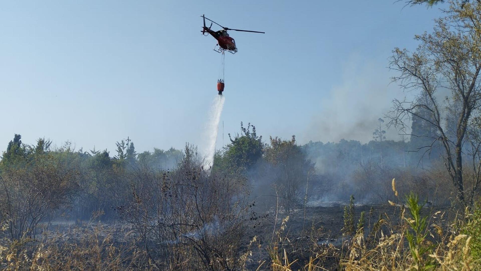 Un helicóptero ha participado en la extinción del incendio
