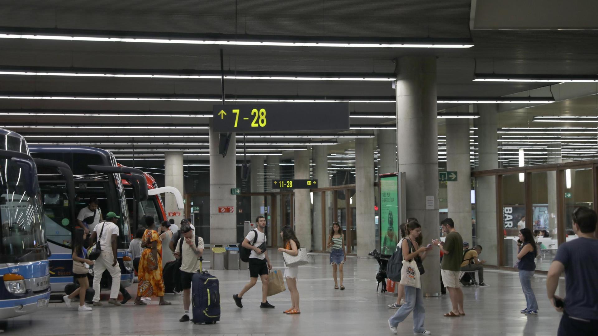La familia se encontraba en la estación de autobuses de Pamplona con sus cuatro hijos, uno de ellos, bebé.
