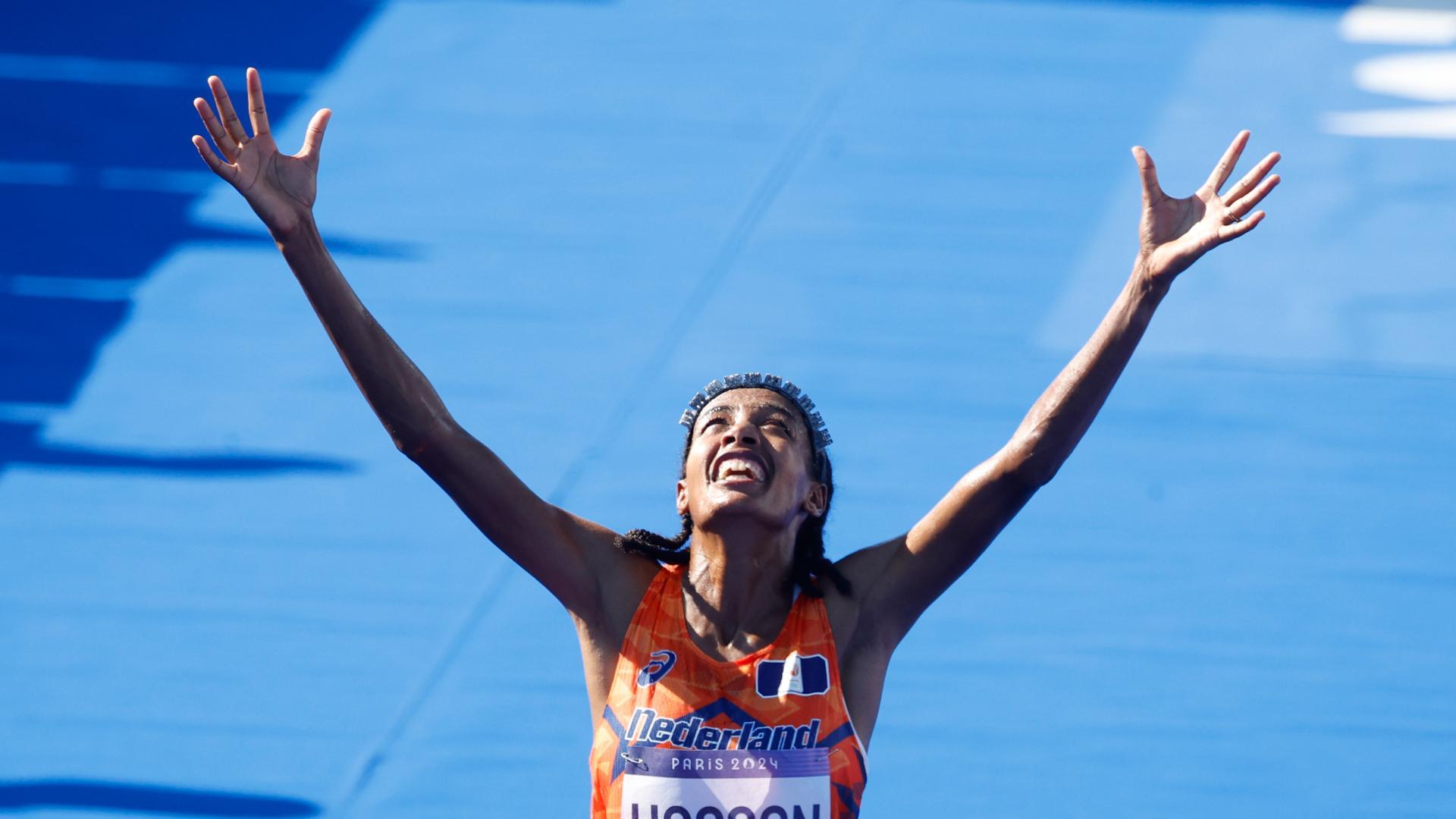 La atleta holandesa Sifan Hassan cruza la línea de meta para ganar el oro en la prueba de maratón femenino de los Juegos Olímpicos de París 2024