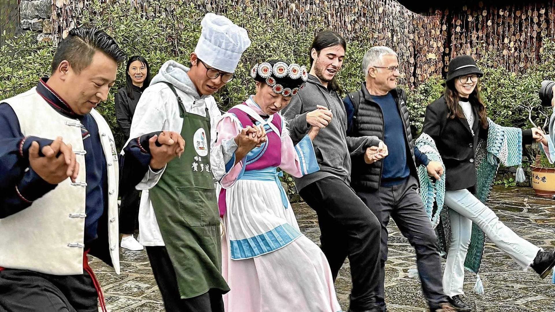 Los naxi nos enseñan a bailar sus danzas con suerte desigual