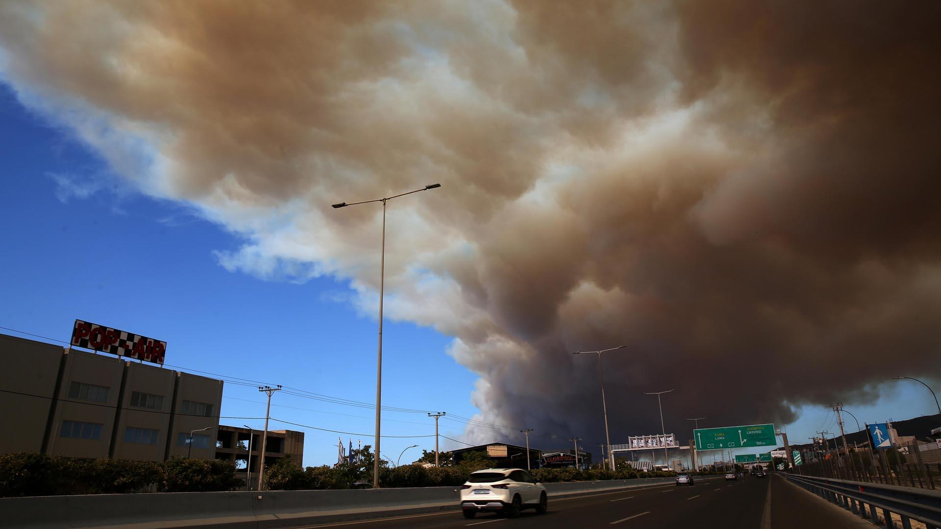 Humo del incendio en el area de bosques en Varnavas