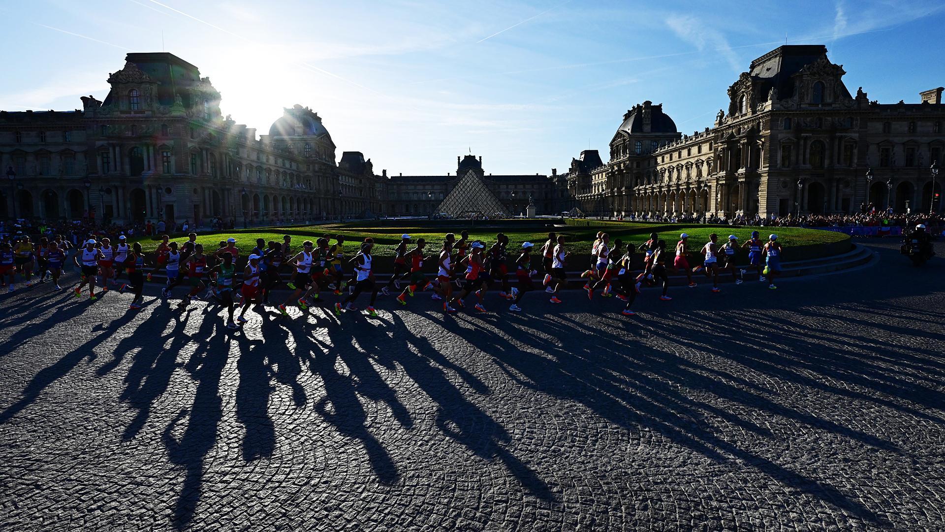 Participantes de la maratón masculina pasan ante el Louvre durante la disputa de la prueba en las Olimpiadas de París 2024