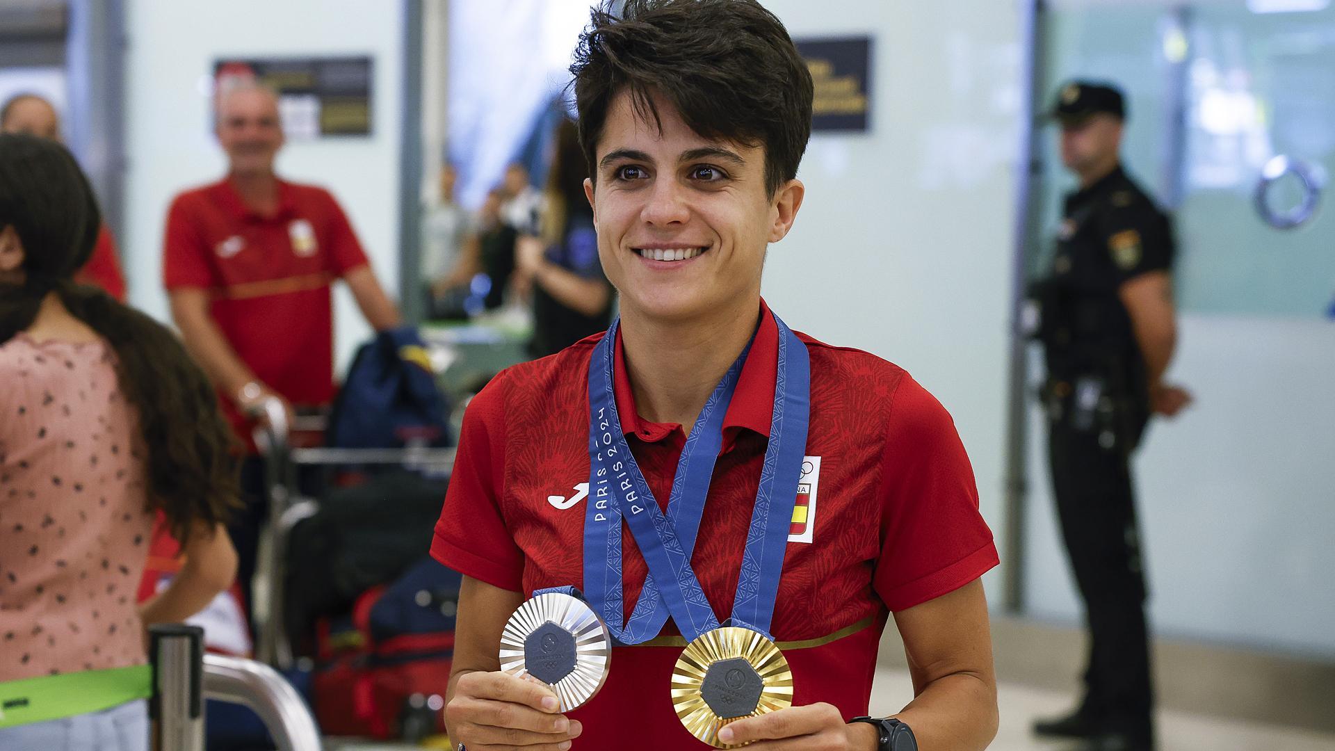 La marchadora María Pérez posa con sus dos medallas, plata en individual y oro en parejas, tras aterrizar en Barajas