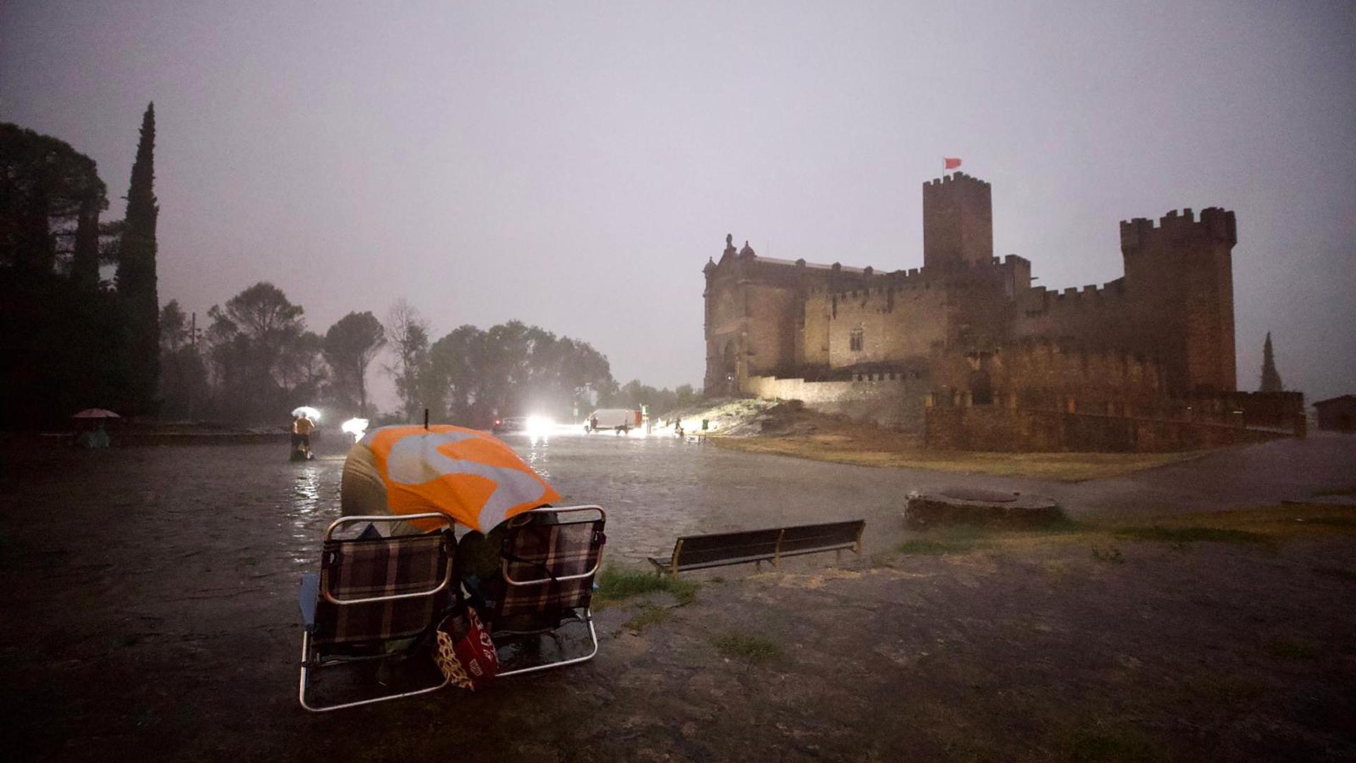 Aspecto de la explanada del Castillo de Javier bajo el aguacero