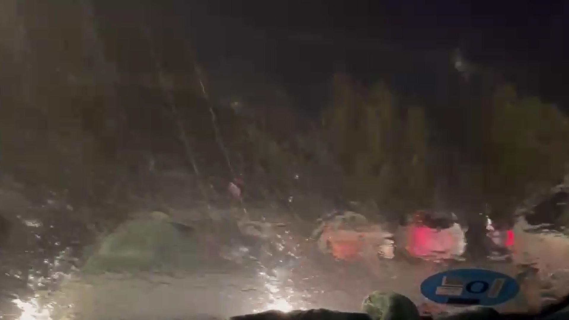 Vídeo con el aguacero que ha obligado a suspender el acto de perseidas en Javier