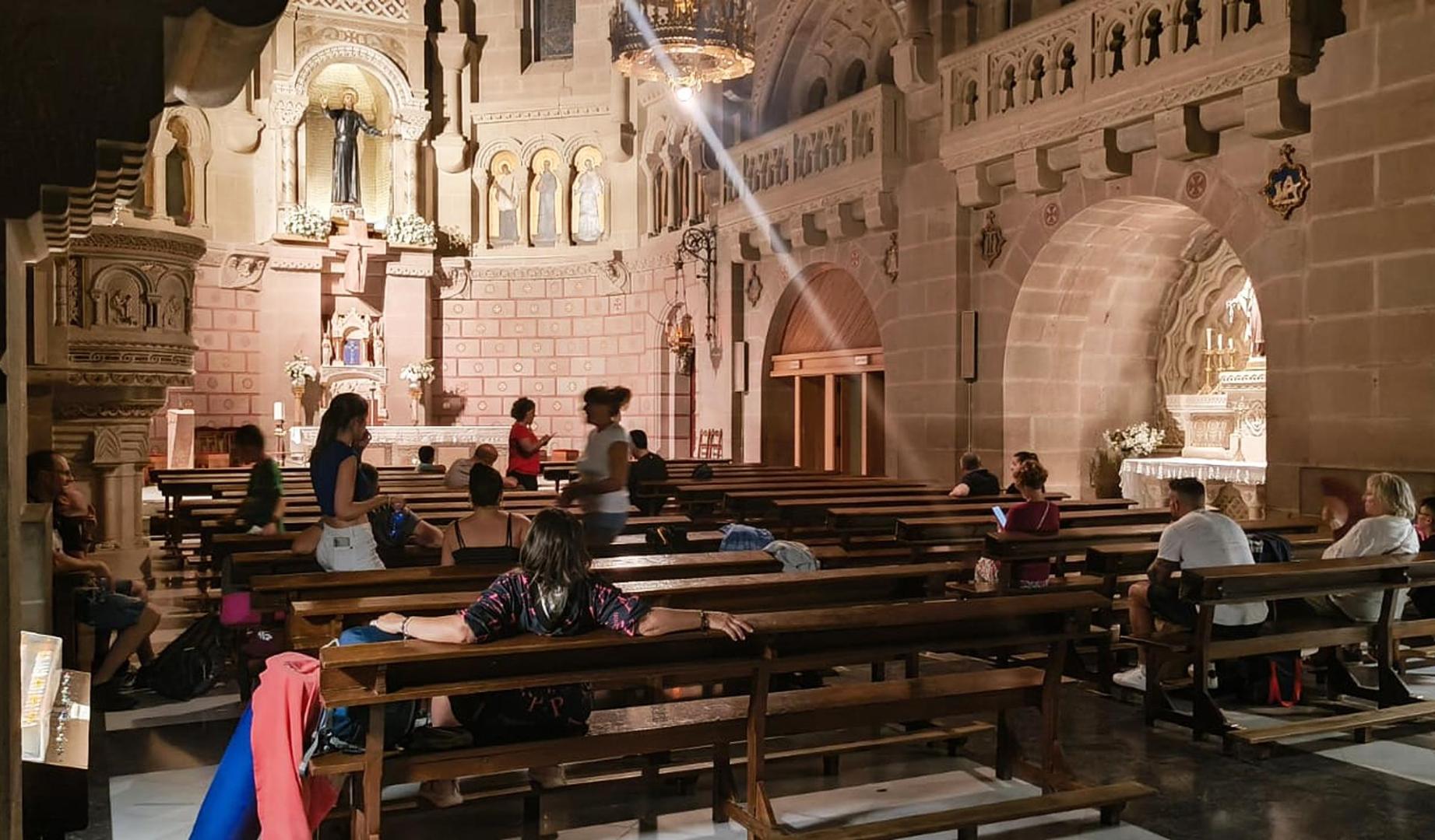 Parte de las personas que se tuvieron que refugiar en el interior de la iglesia de Javier por el aguacero de agua