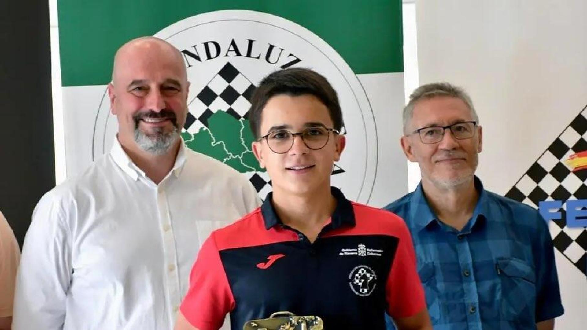 Javier Habans Aguerrea con uno de los trofeos obtenidos en Salobreña.