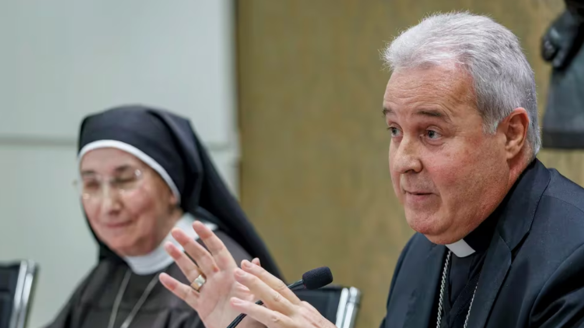 Mario Iceta, arzobispo de Burgos y Comisario Pontificio y Representante Legal de los Monasterios de Belorado, Orduña y Derio, informa de la excomunión de diez hermanas del Monasterio de Santa Clara de Belorado, en Burgos