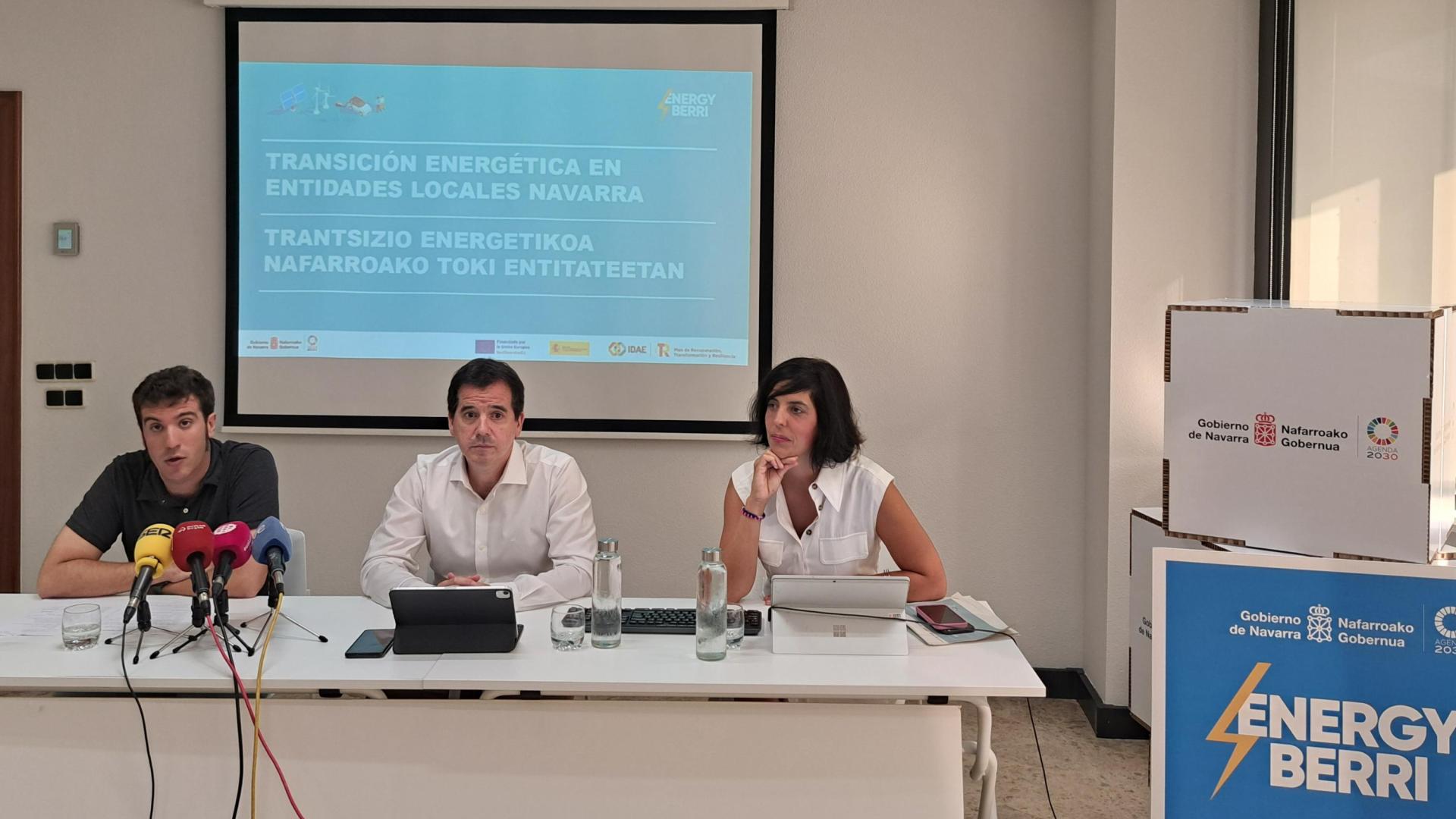Xabier Alcuaz, el consejero Mikel Irujo y Uxue Itoiz, en la rueda de prensa ofrecida hoy