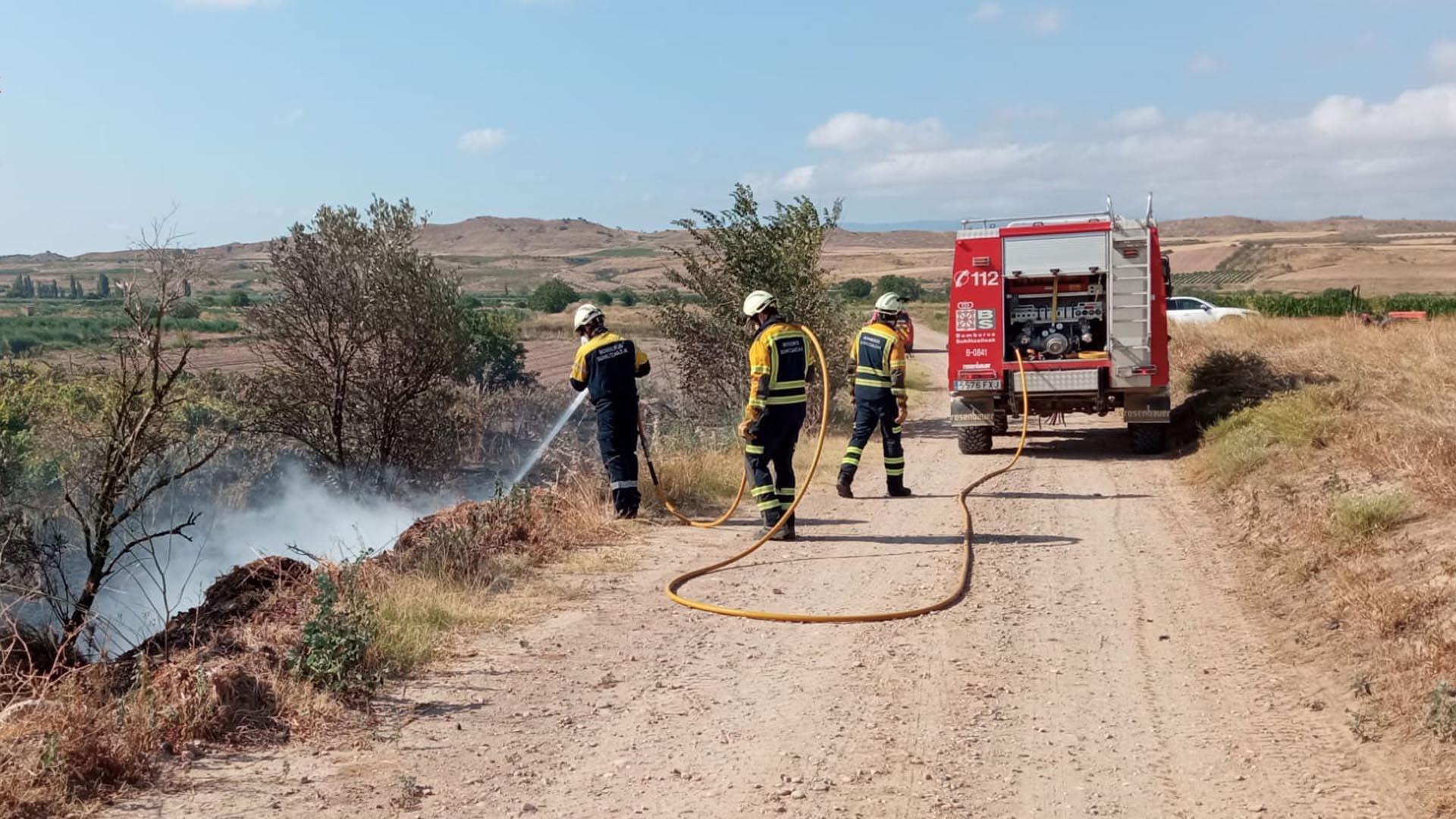 Bomberos extinguiendo un incendio en Lodosa