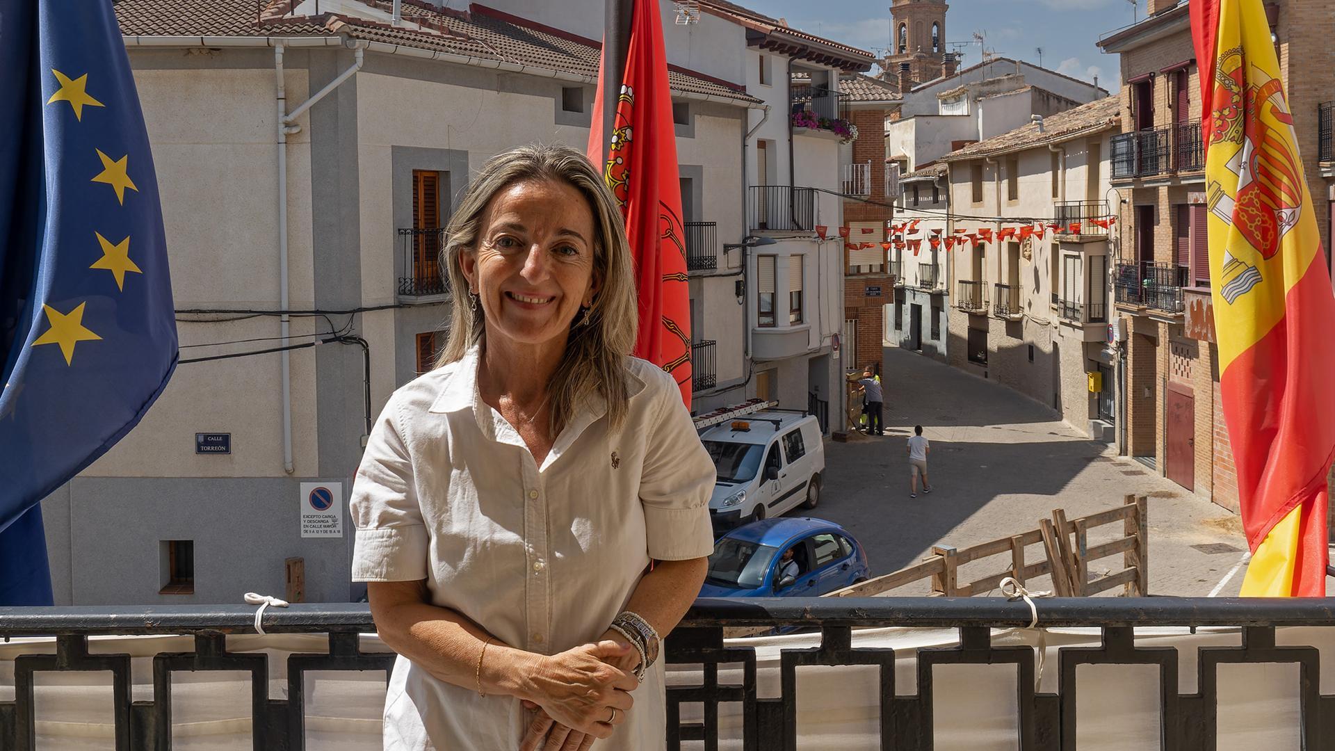 La alcaldesa de Lerín, Esmeralda Maso (UPN), en el balcón del ayuntamiento desde el que hoy lanzará el cohete