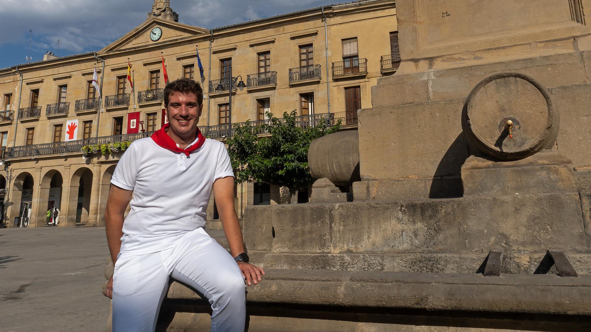 Xabier Alcuaz, alcalde de Tafalla, en la fuente de la plaza de Navarra, que hoy se llenará para el cohete