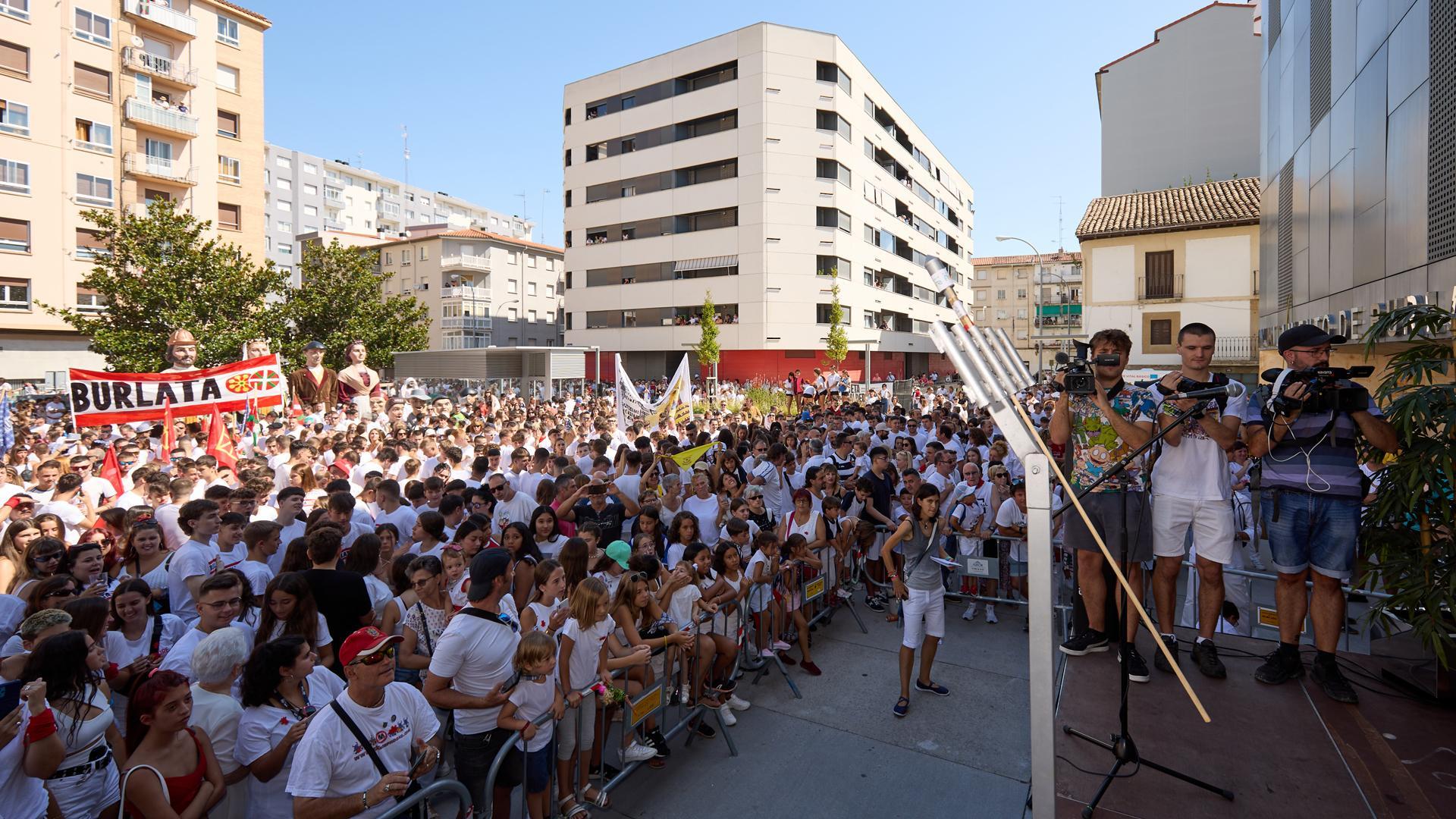 Vista de los instantes previos al cohete del año pasado. Esta edición volverá a lanzarse a pie de calle, en la plaza Consistorial