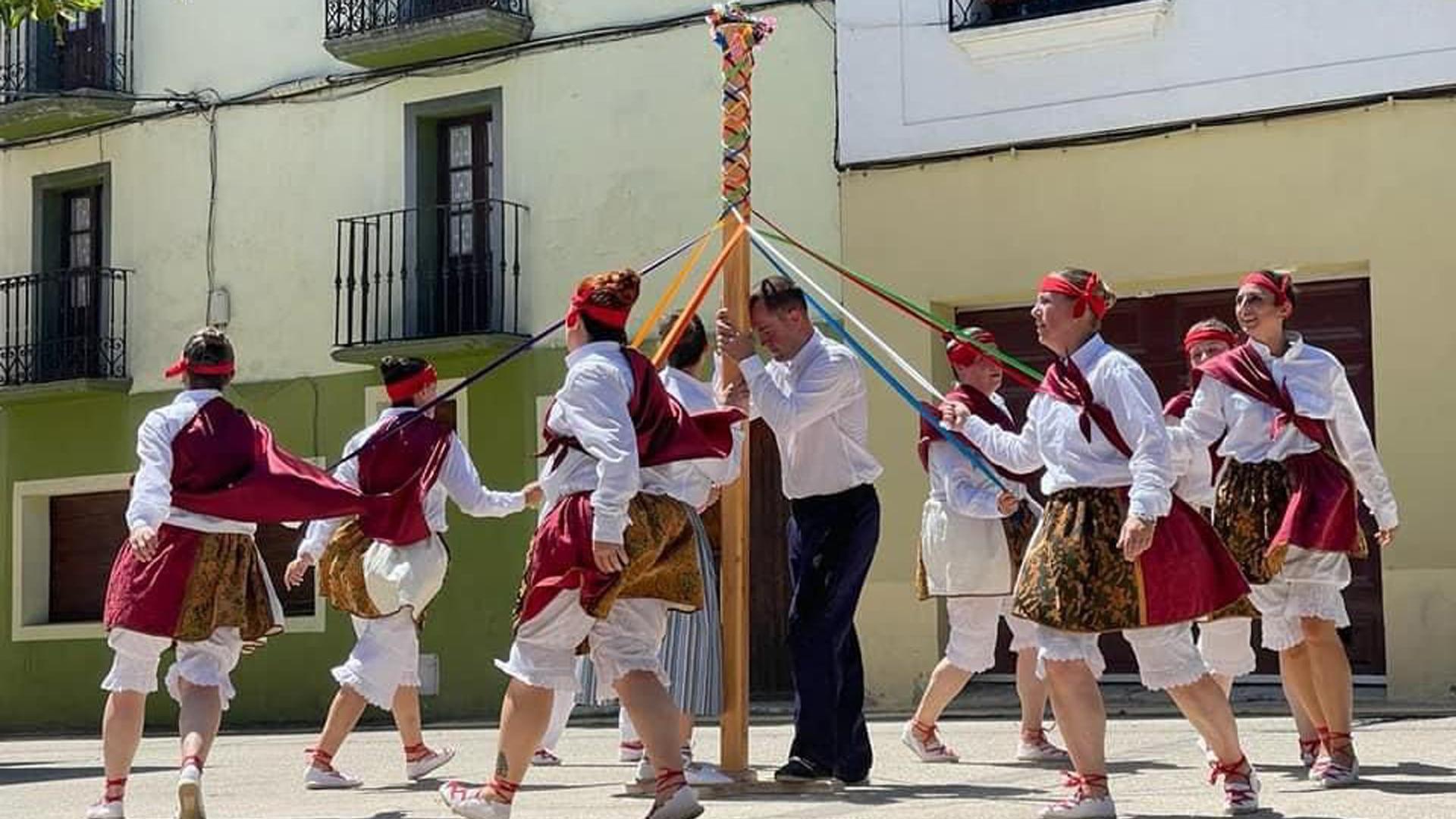 DanTXaldi Dantza Taldea, durante una actuación