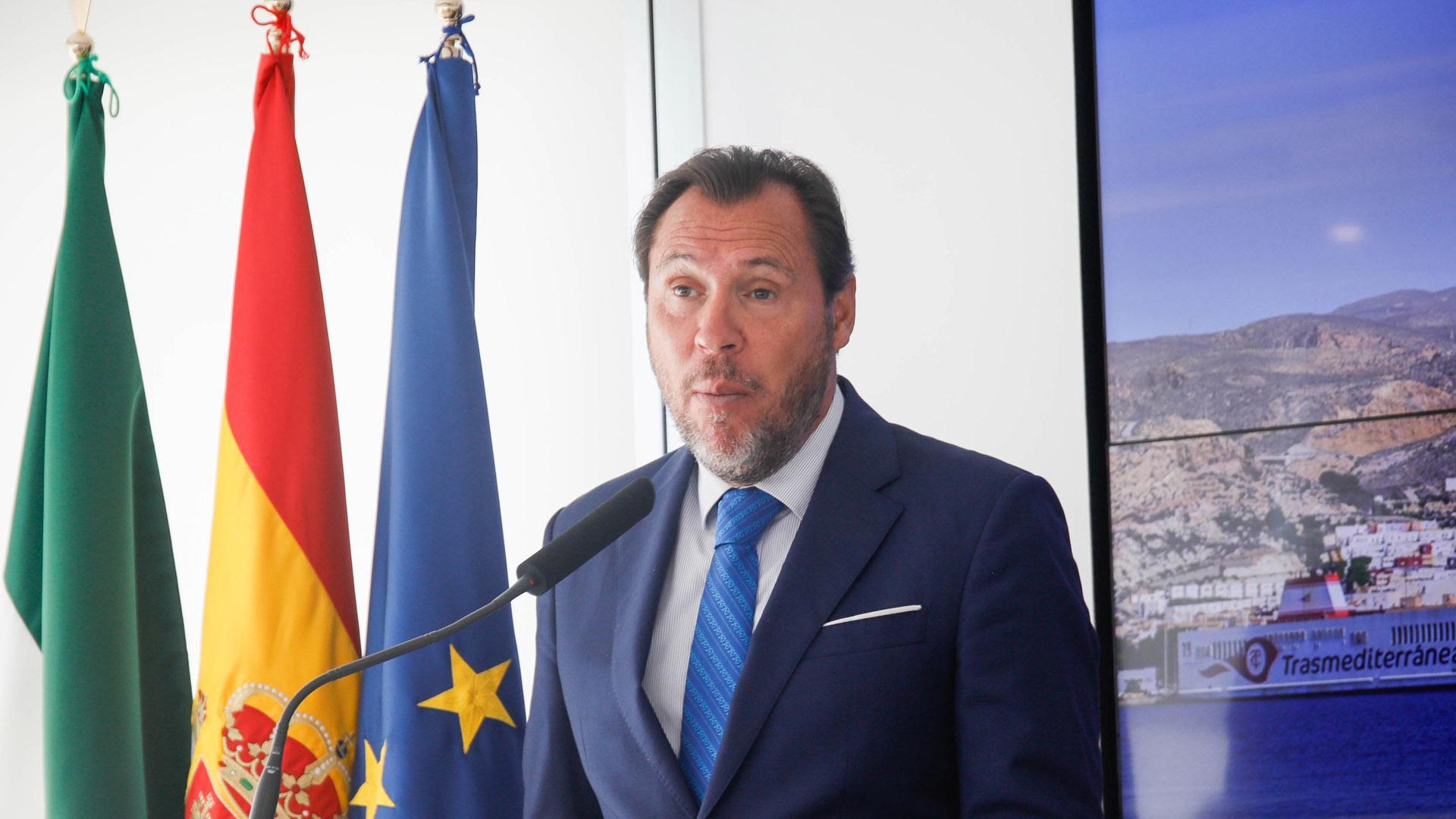 El ministro de Transporte y Movilidad Sostenible, Óscar Puente, atiende a los medios de comunicación