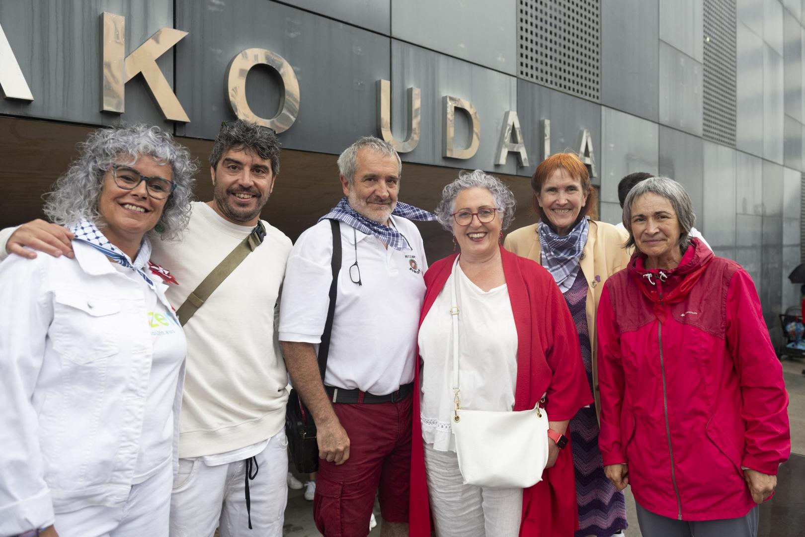 El lanzador del cohete acompañado de la alcaldesa de Burlada (izq), su hijo, su esposa y sus dos hermanas