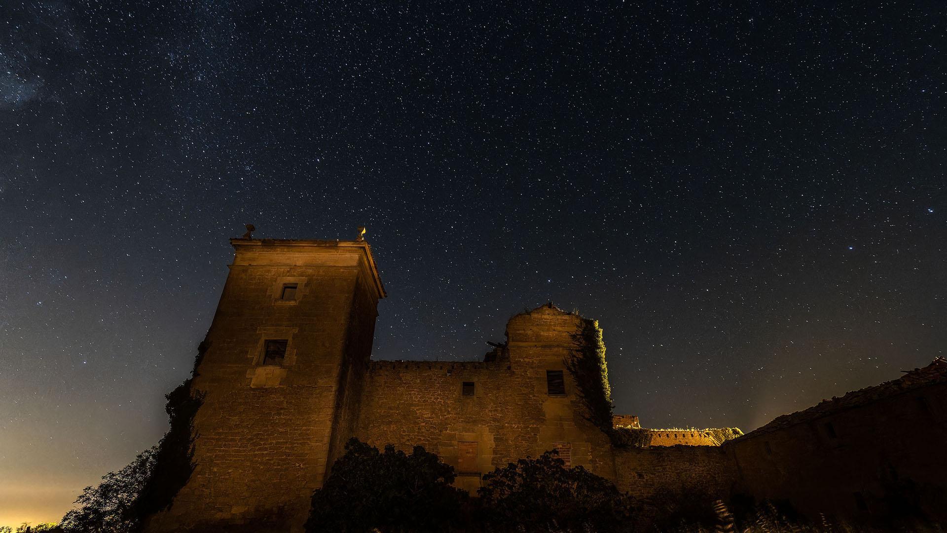 Imagen nocturna del Palacio de Cabo de Armería de Viguria tomada en agosto del año pasado