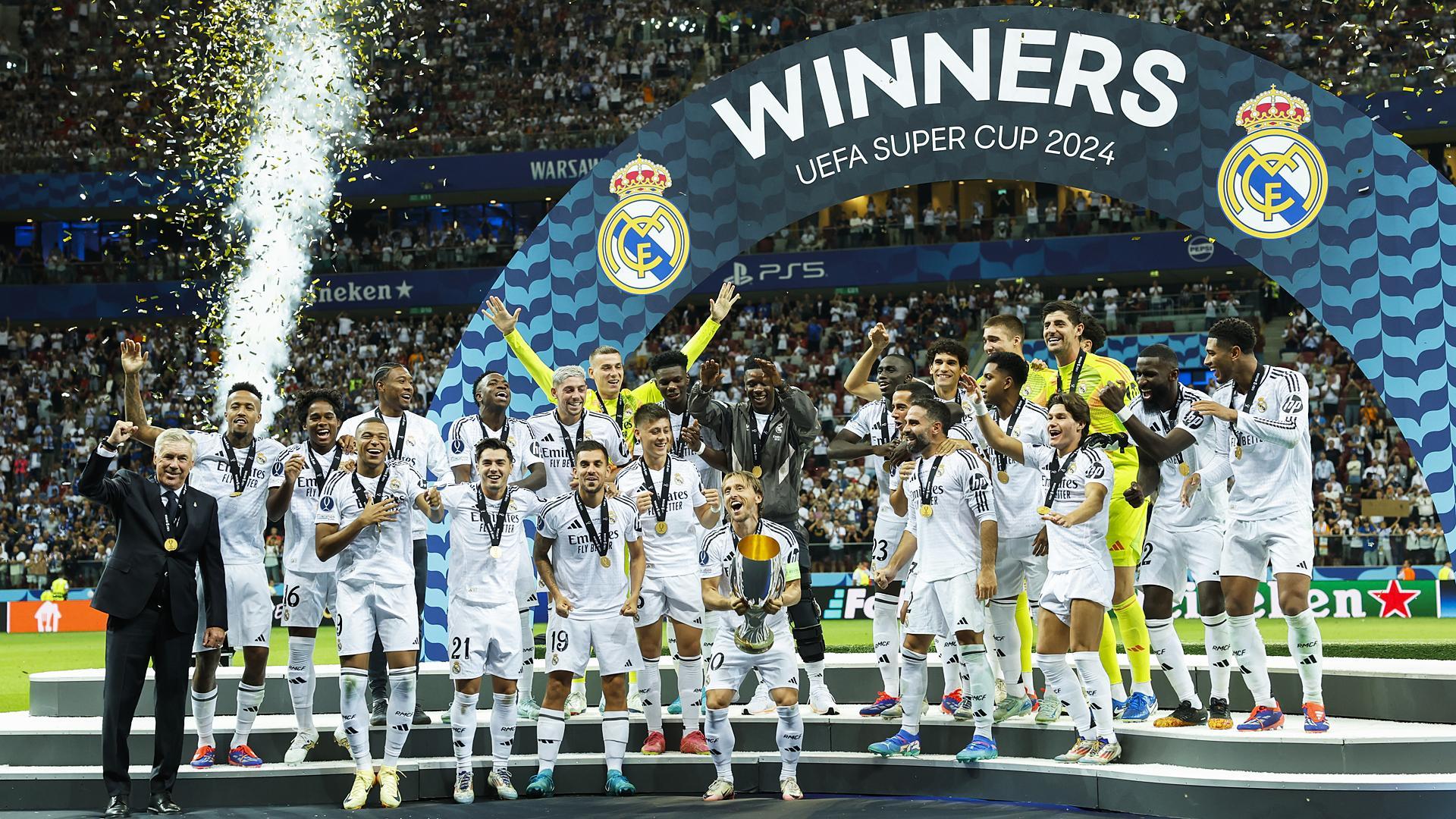 Los jugadores del Real Madrid reciben el trofeo de la Supercopa de Europa tras derrotar 2.0 al Atalanta