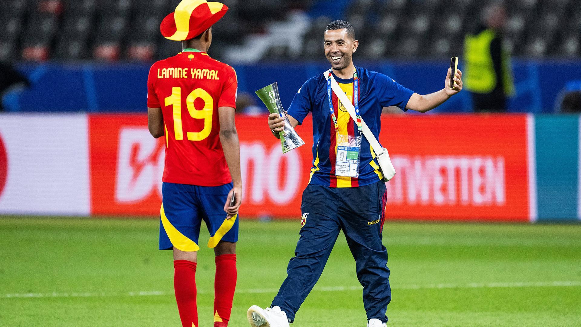 Lamine Yamal (izda.) junto a su padre, Mounir Nasraoui, tras lograr la Eurocopa de Alemania