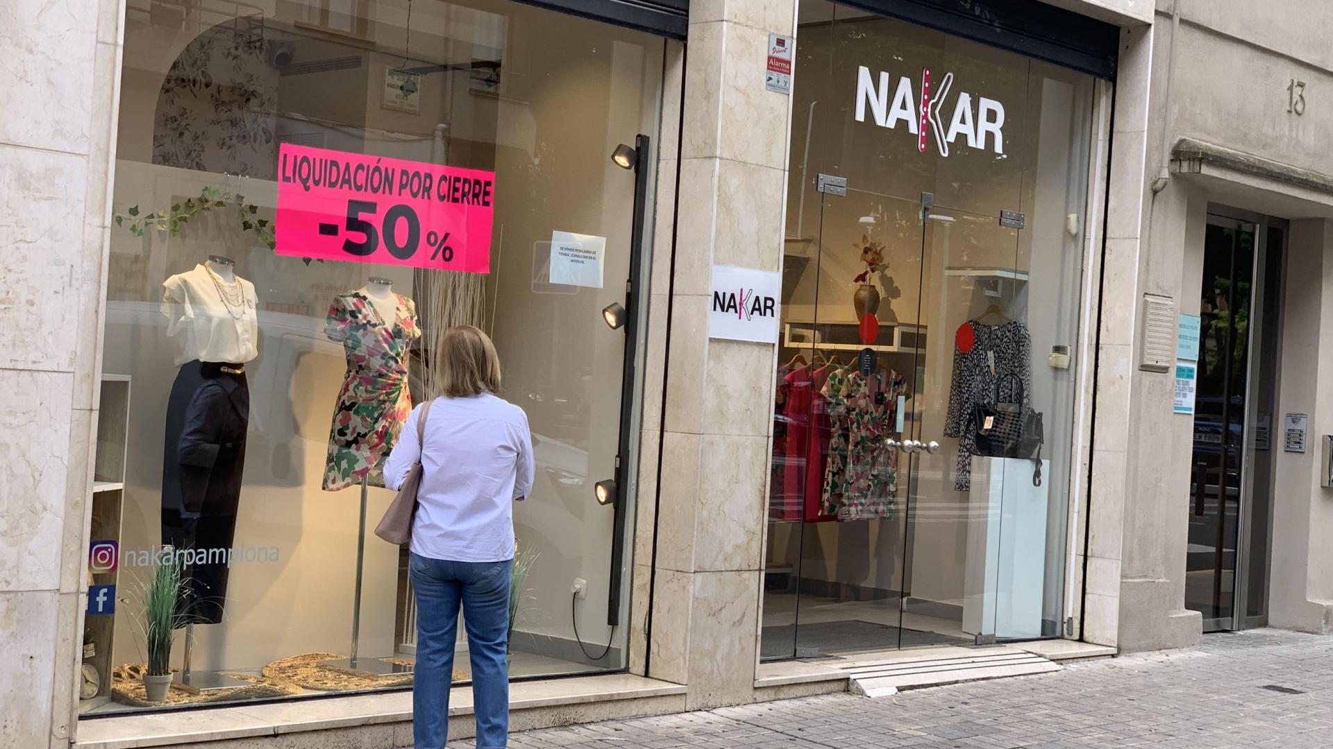 Nakar, tienda de ropa femenina en la calle Bergamín, con el cartel de liquidación por cierre