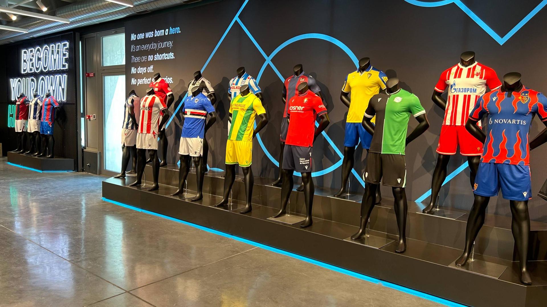 La camiseta de Osasuna luce en la fábrica de Macron, situada en Bolonia