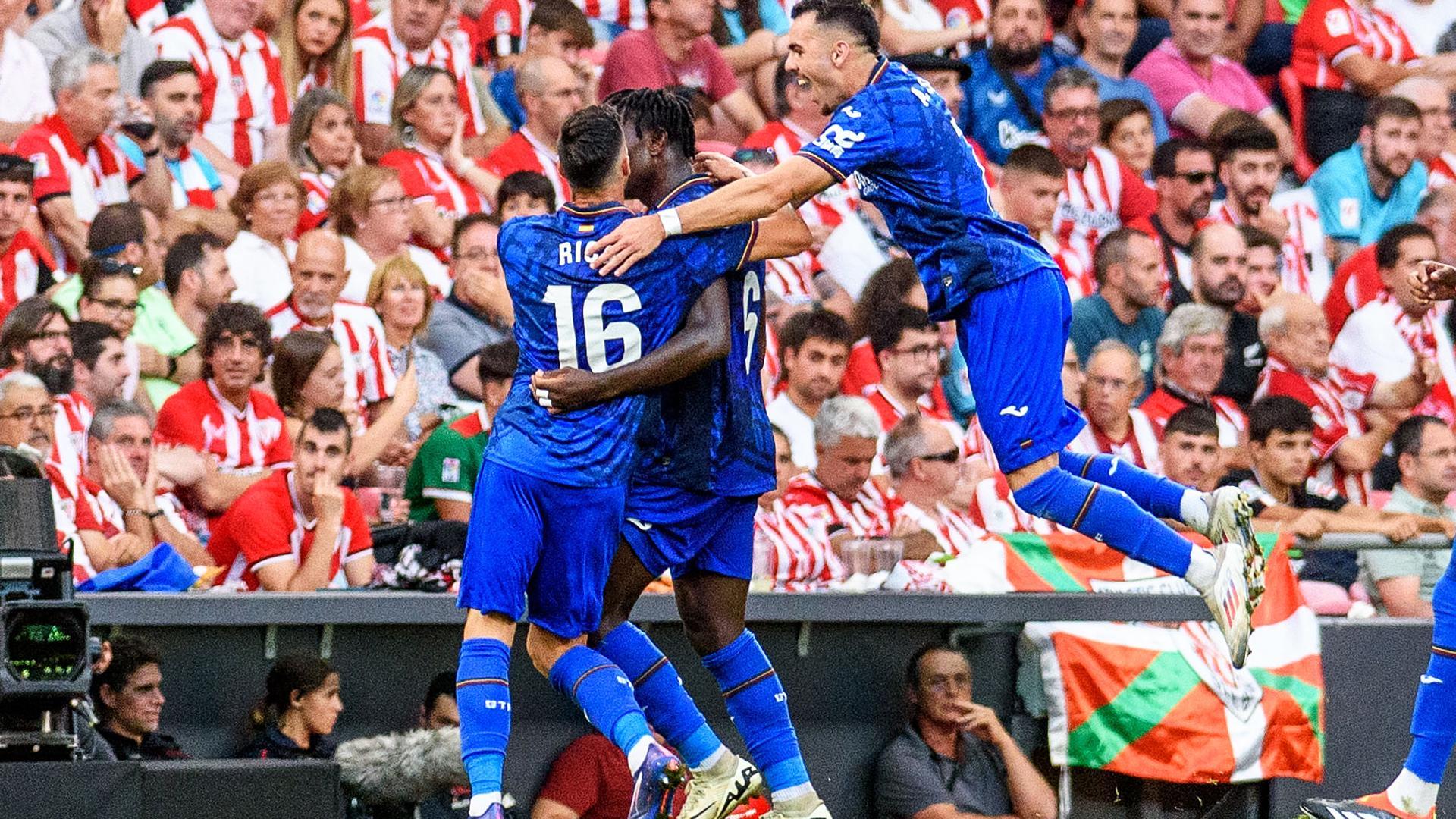 Los jugadores del Getafe celebran el tanto de Uche, que ponía el 1-1 en el marcador