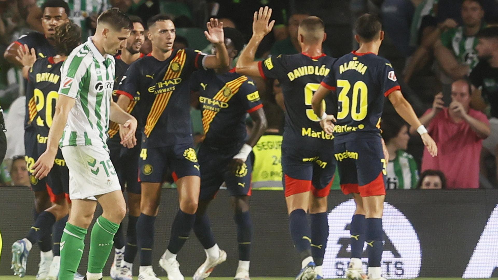 Los jugadores del Girona celebran el tanto del empate ante la desolación bética