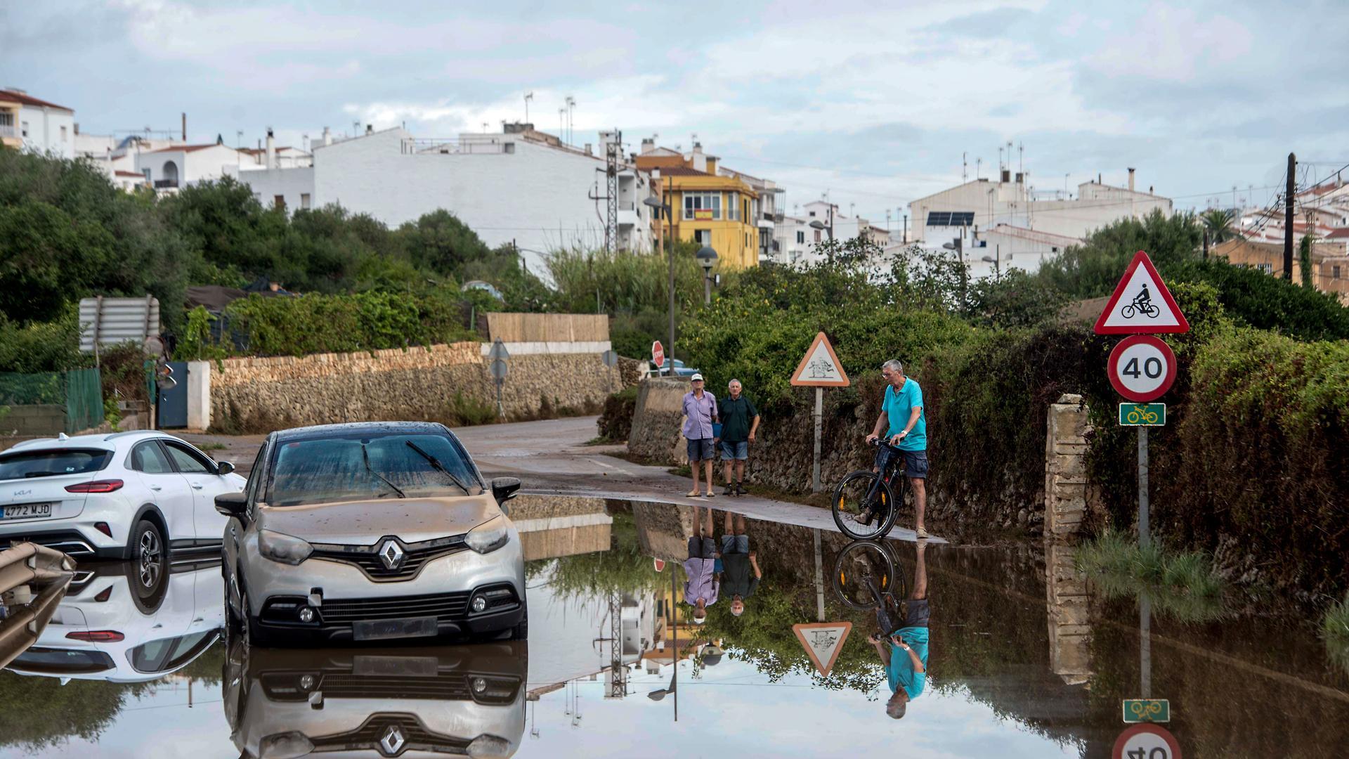 Situación de una calle en Alaior, Menorca, este viernes después las intensas lluvias y tormentas de la dana