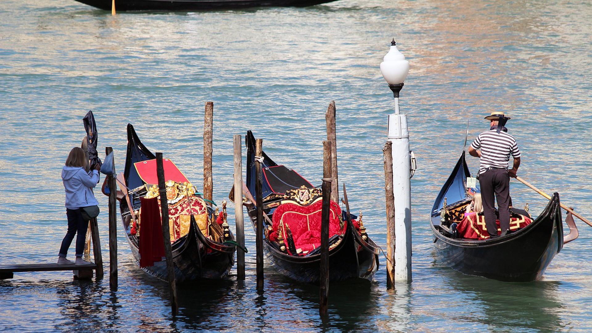 Imagen de archivo de unas góndolas en Venecia
